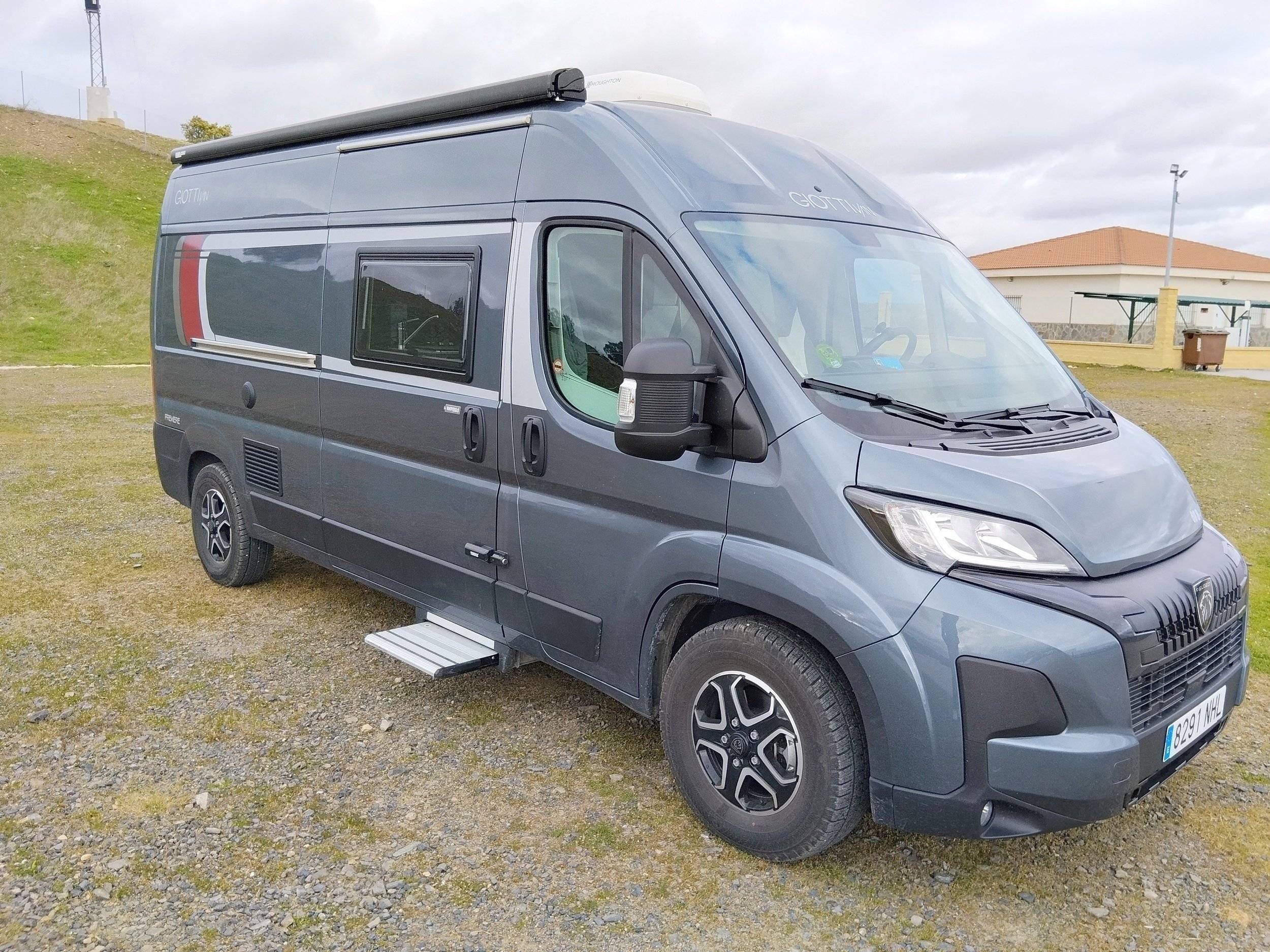 Vue avant de 3/4 Peugeot - Yescapa