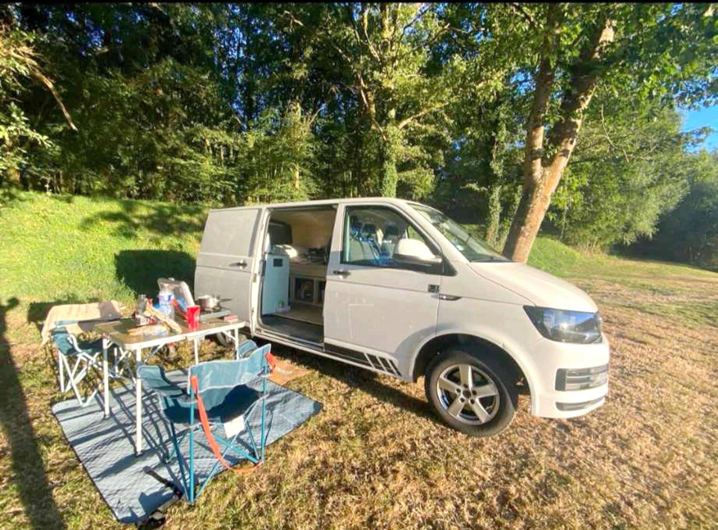 Dining Area Volkswagen Transporteur T6 L1H1 2 l 150 ch - Yescapa