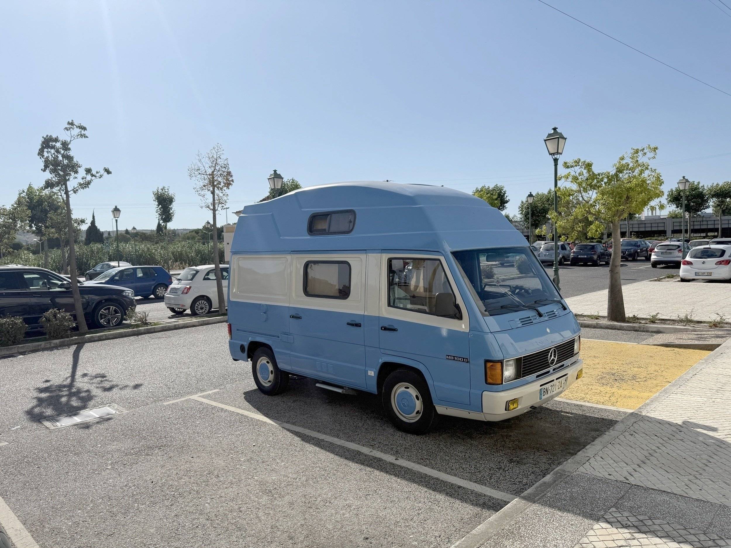 Front view from 3/4 Mercedes - Yescapa