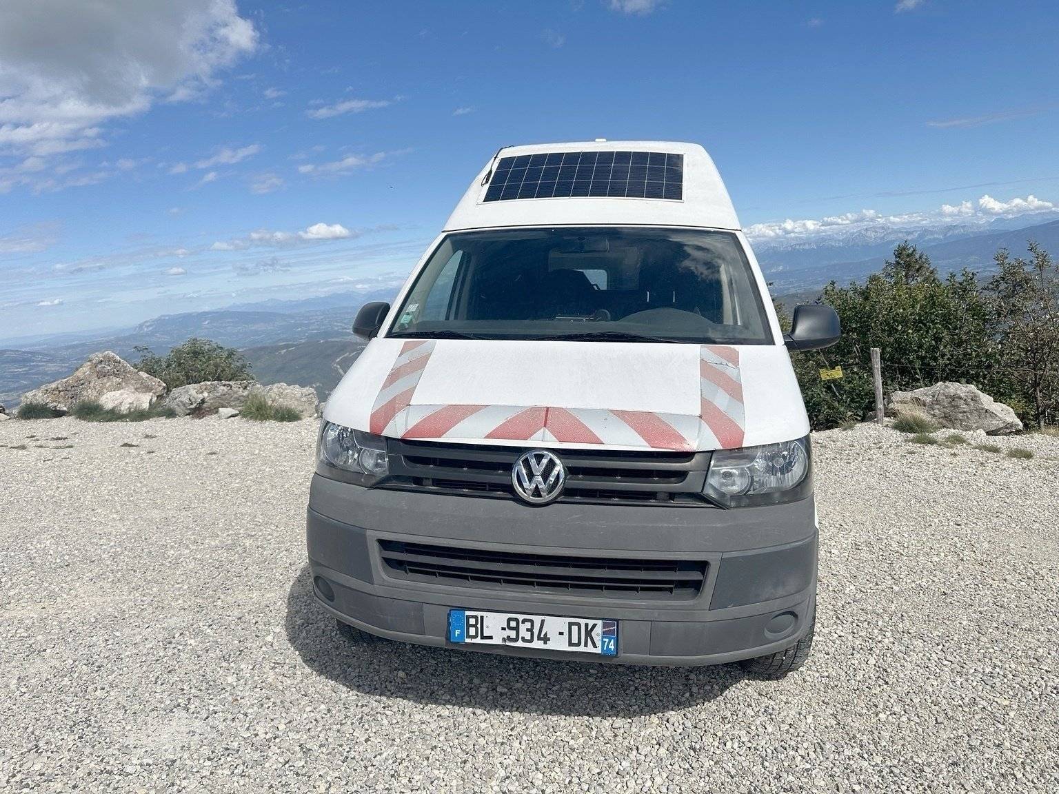 Vue avant de 3/4 Volkswagen T5 surélevé - Yescapa
