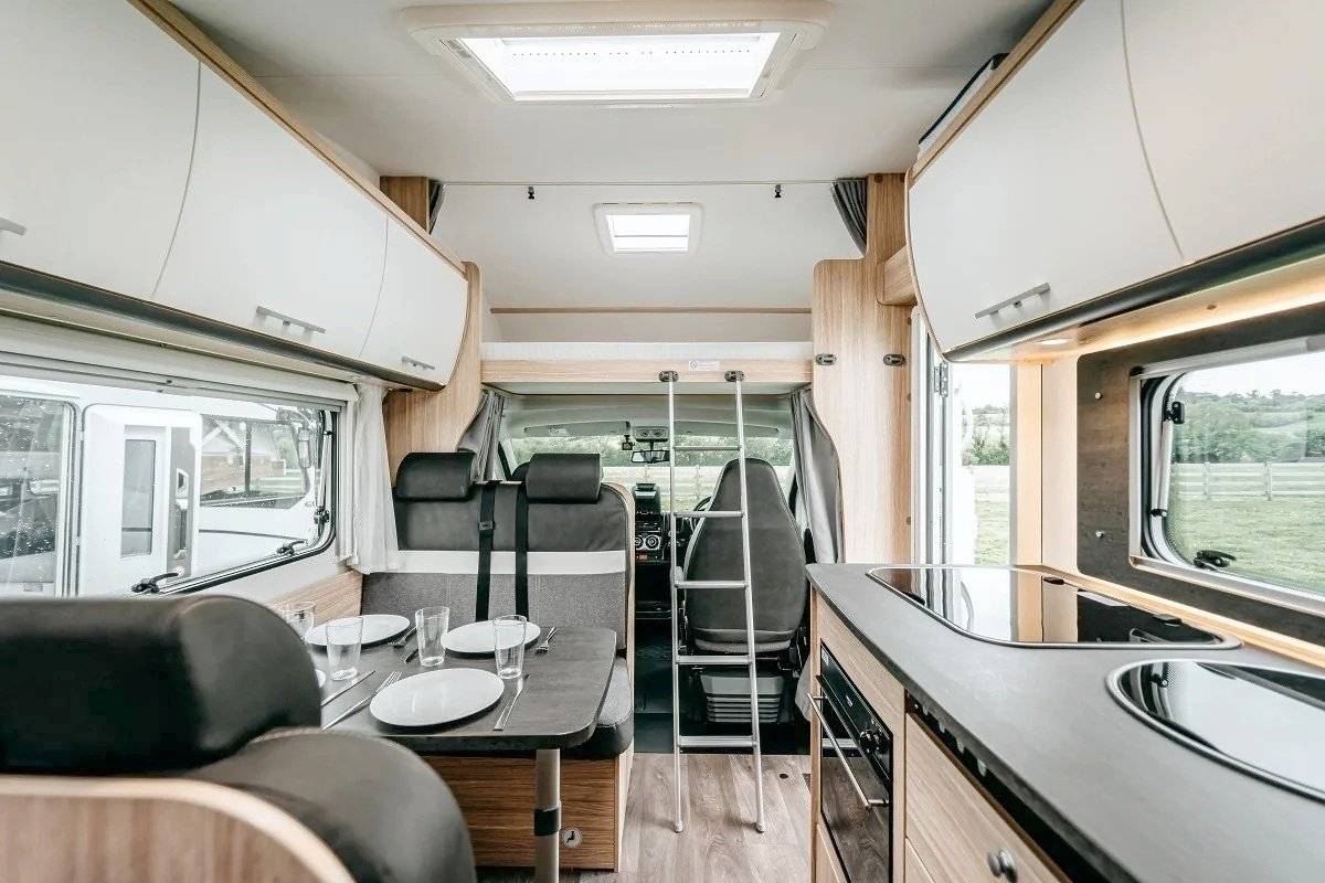 Dining Area Fiat Sunlight A 70 - Yescapa
