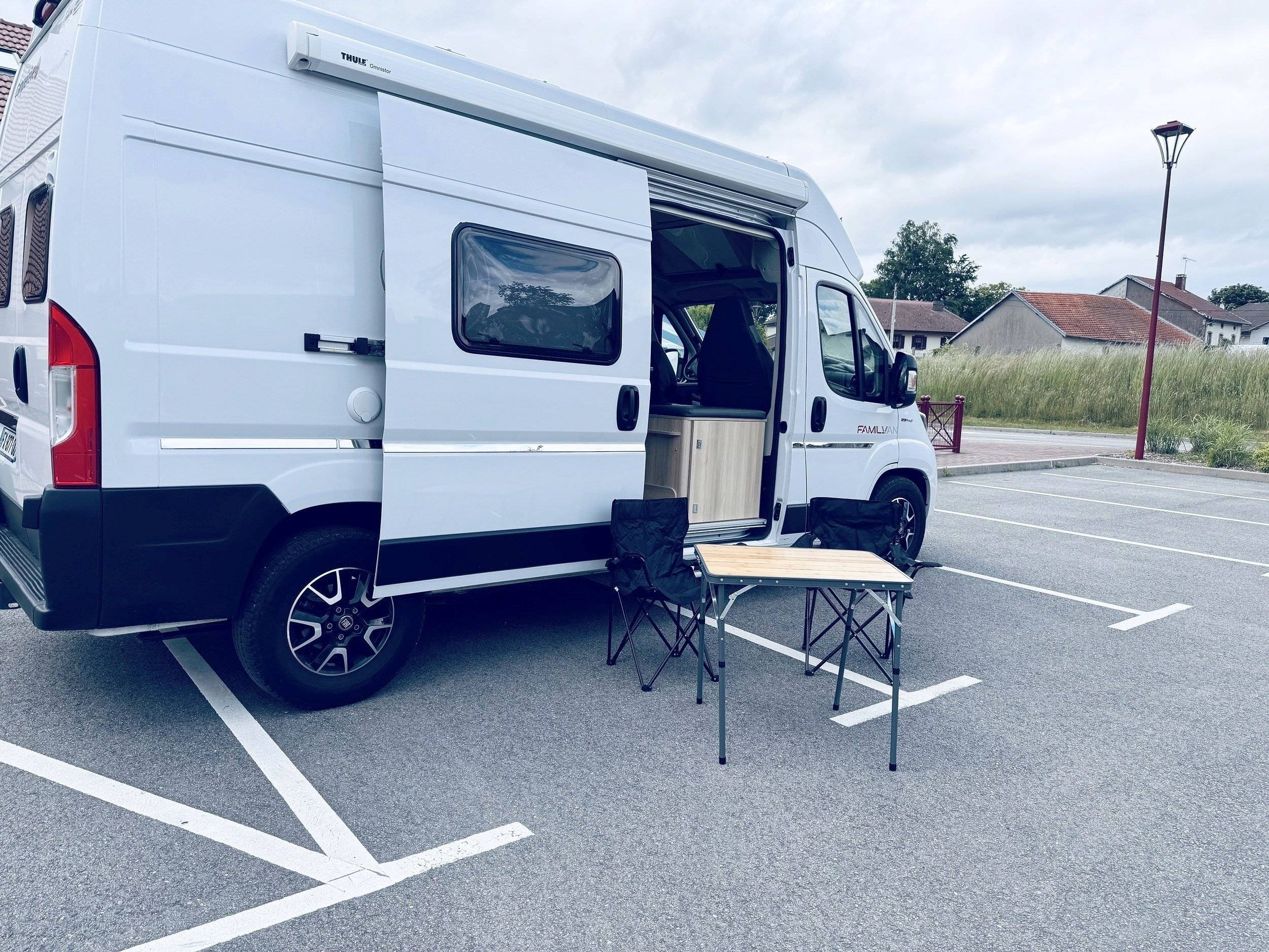 Vue avant de 3/4 Fiat - Yescapa