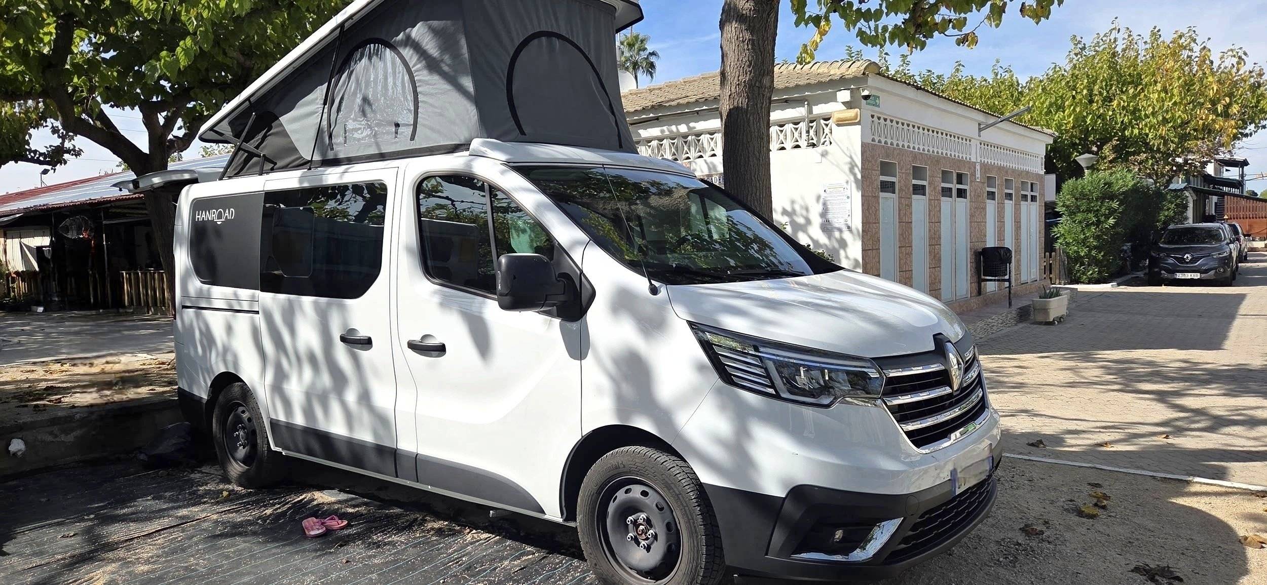 Vista frontale a ¾ Renault Traffic 3 2L Dci 150cv - Yescapa