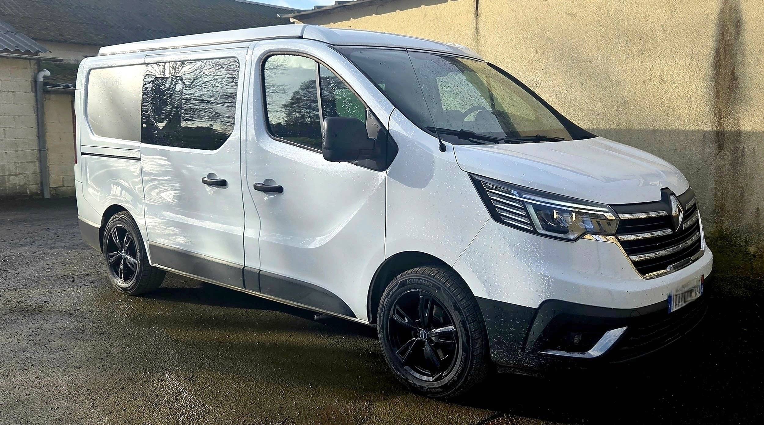 schräge Vorderansicht Renault Traffic 3 2L Dci 150cv - Yescapa