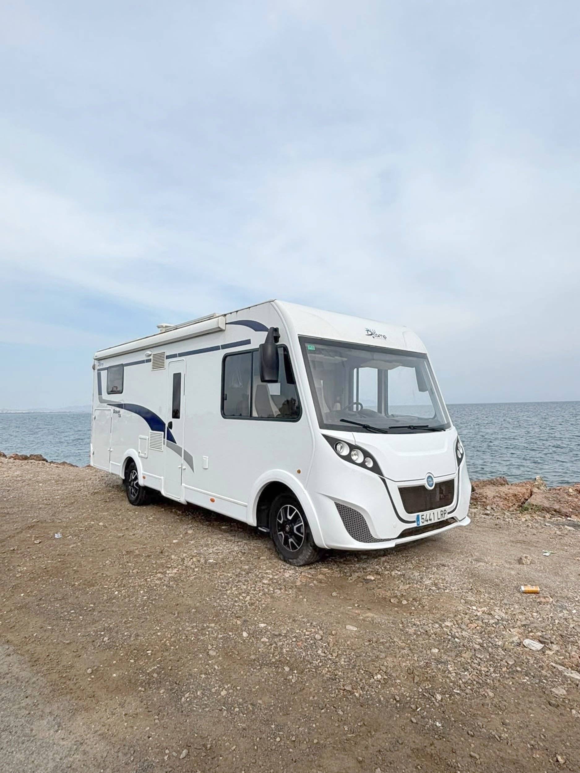 Vista del vehículo ángulo delantero Fiat Ducato 2,3 l 150 ch - Yescapa