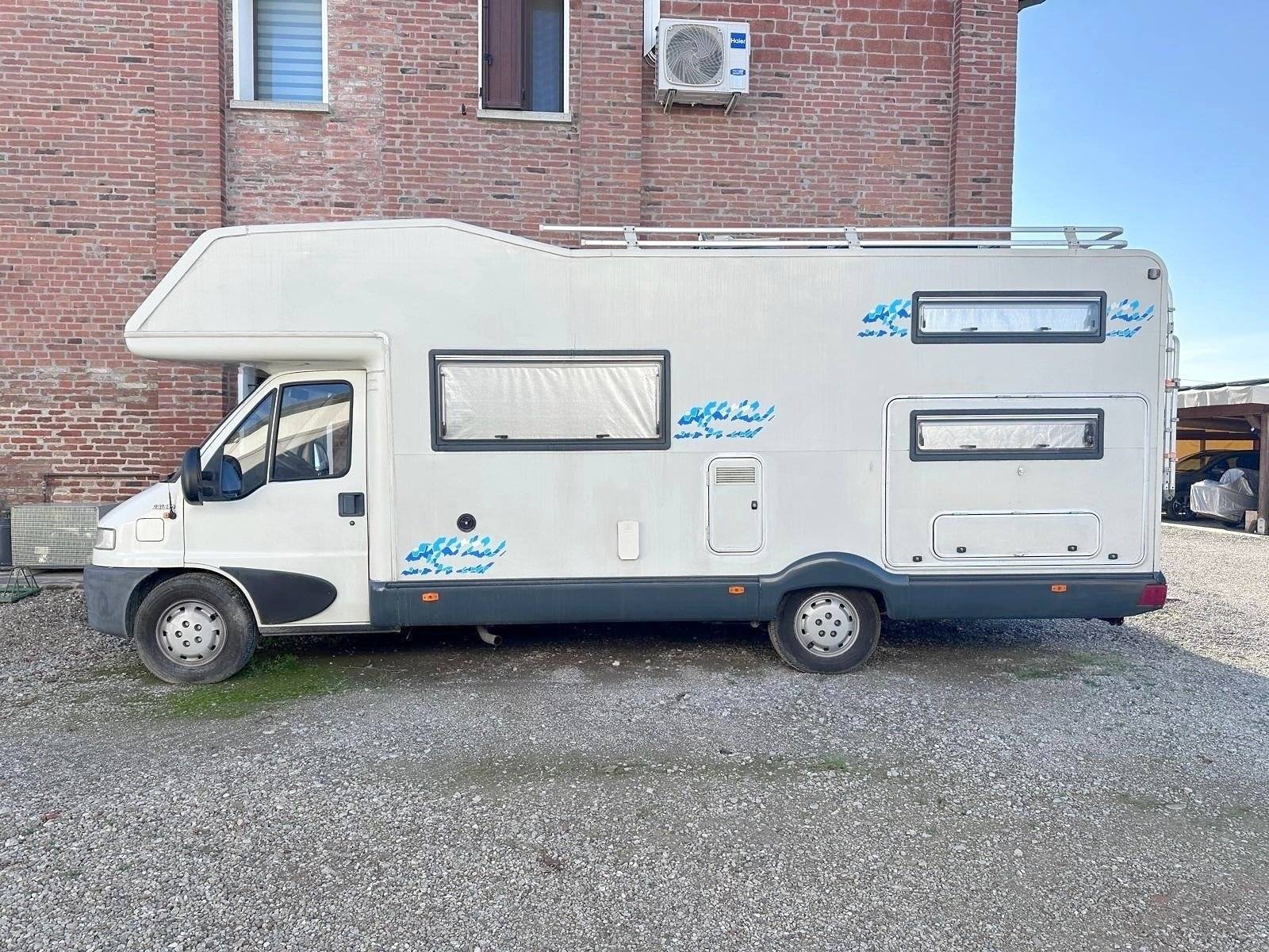 Vue avant de 3/4 Fiat Ducato 2.8 JTD - Yescapa