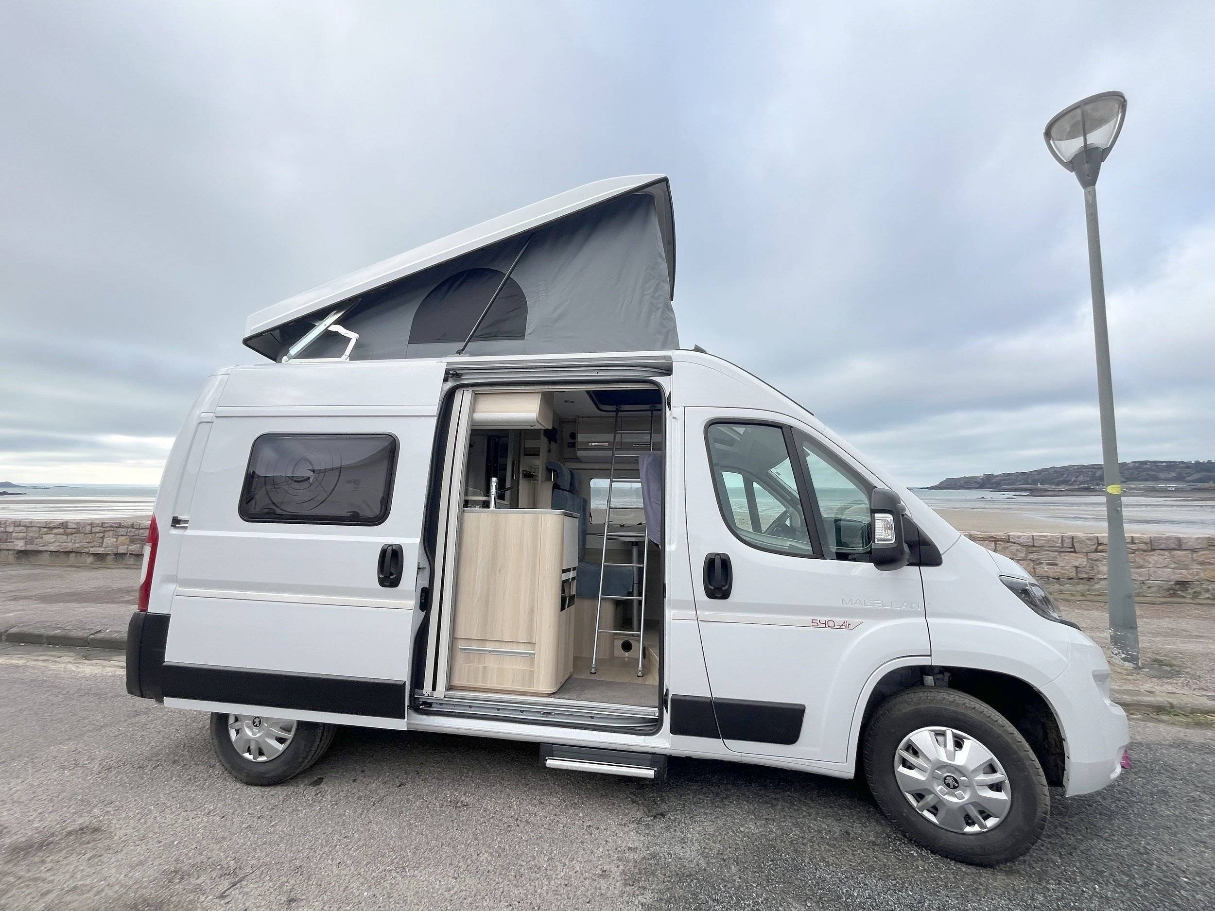 Front view from 3/4 Peugeot Boxer 3 l 160 ch - Yescapa