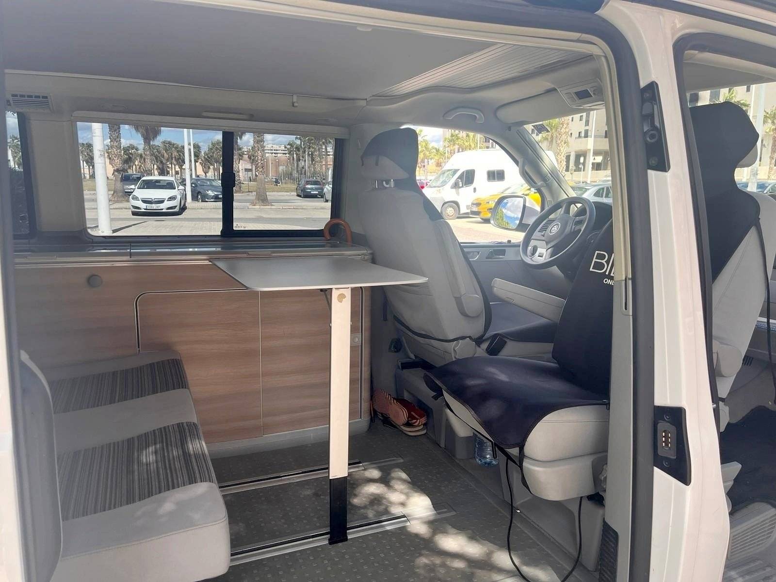 Dining Area Volkswagen VOLKSWAGEN CALIFORNIA - Yescapa