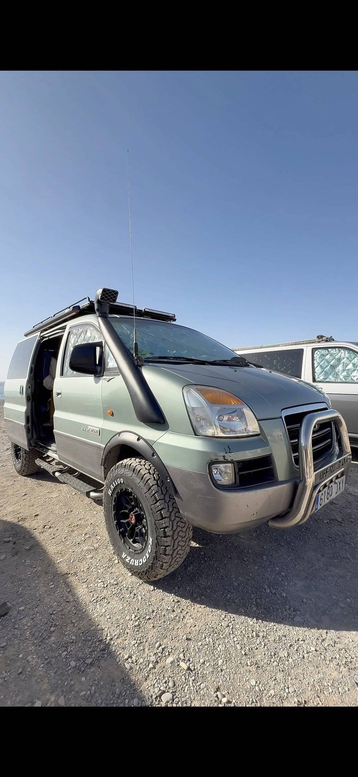 Vista del vehículo ángulo delantero Hyundai H1 4x4 - Yescapa