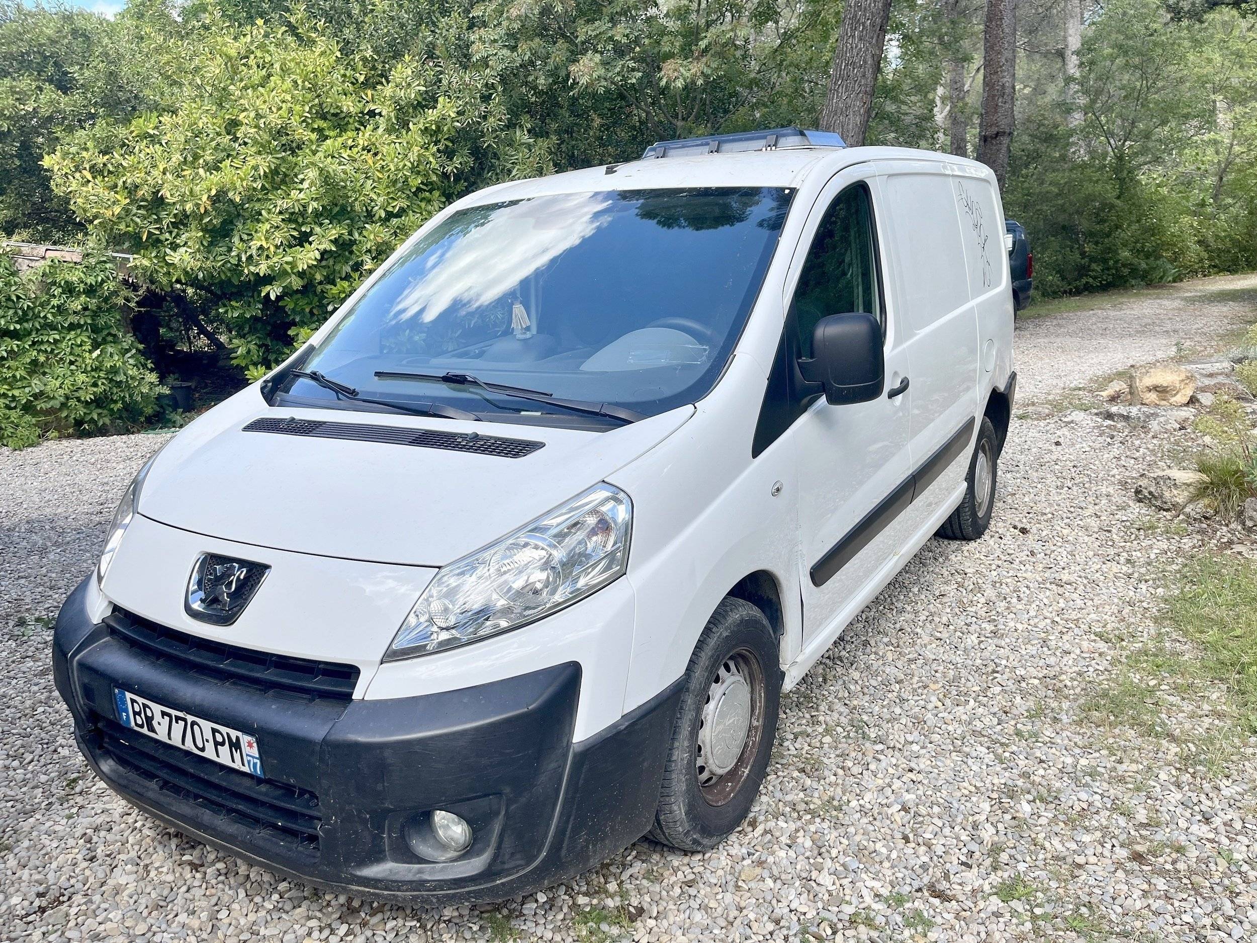 Vista del vehicle angle davanter Peugeot - Yescapa