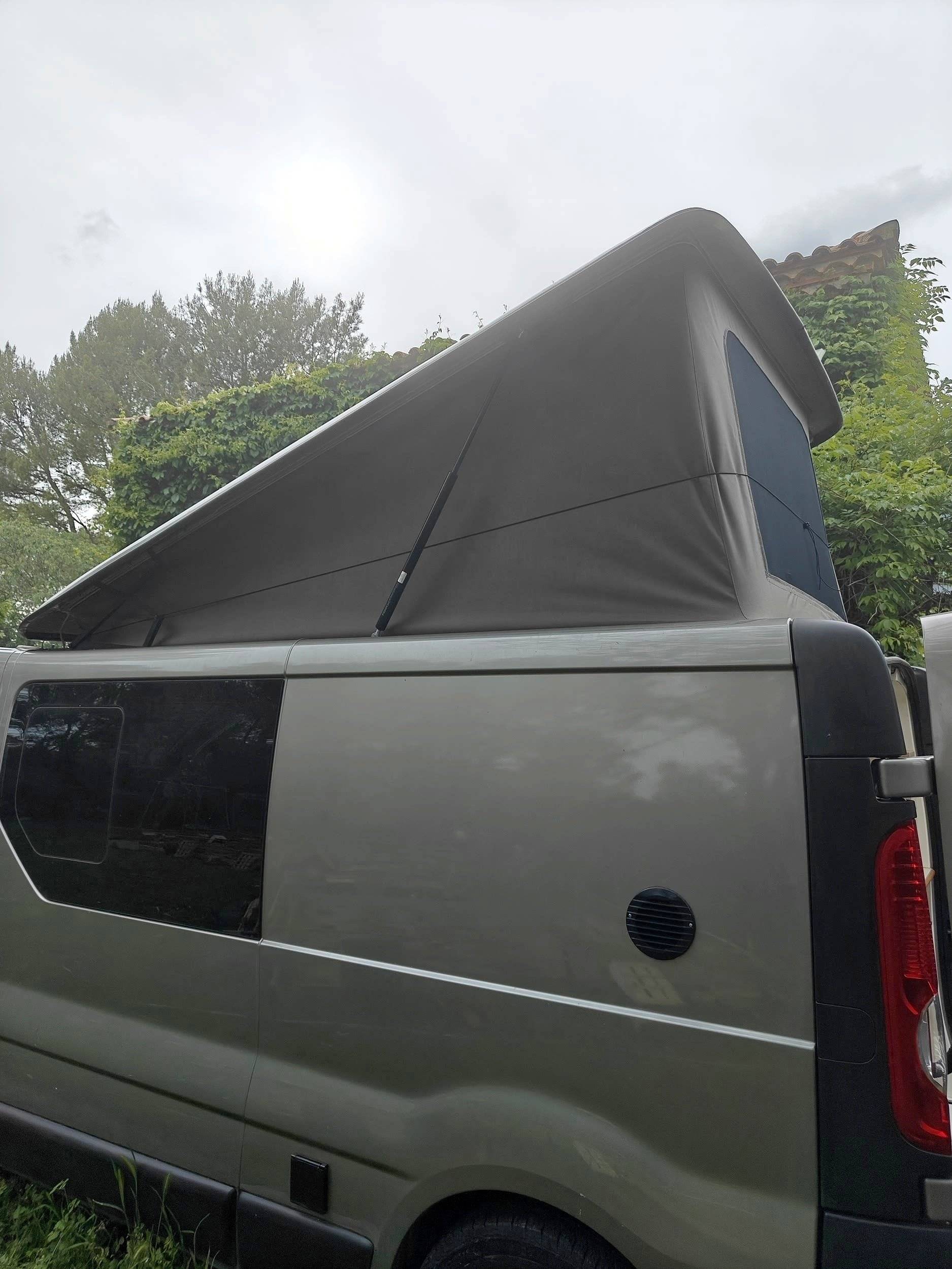 Front view from 3/4 Renault 2,0 l dCi 115 ch - Yescapa