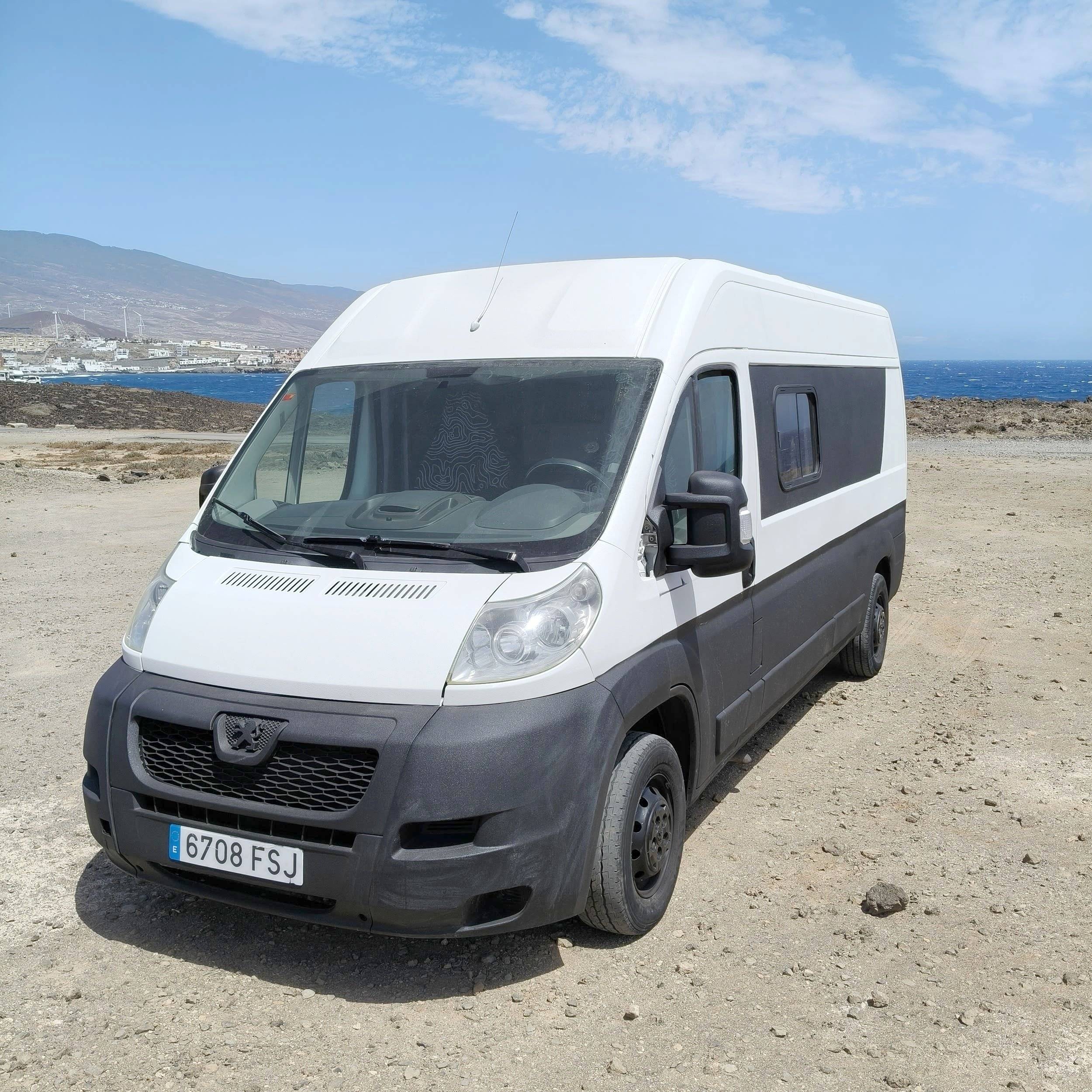Vista del vehículo ángulo delantero Peugeot Boxer 2,2 l 120 ch. - Yescapa