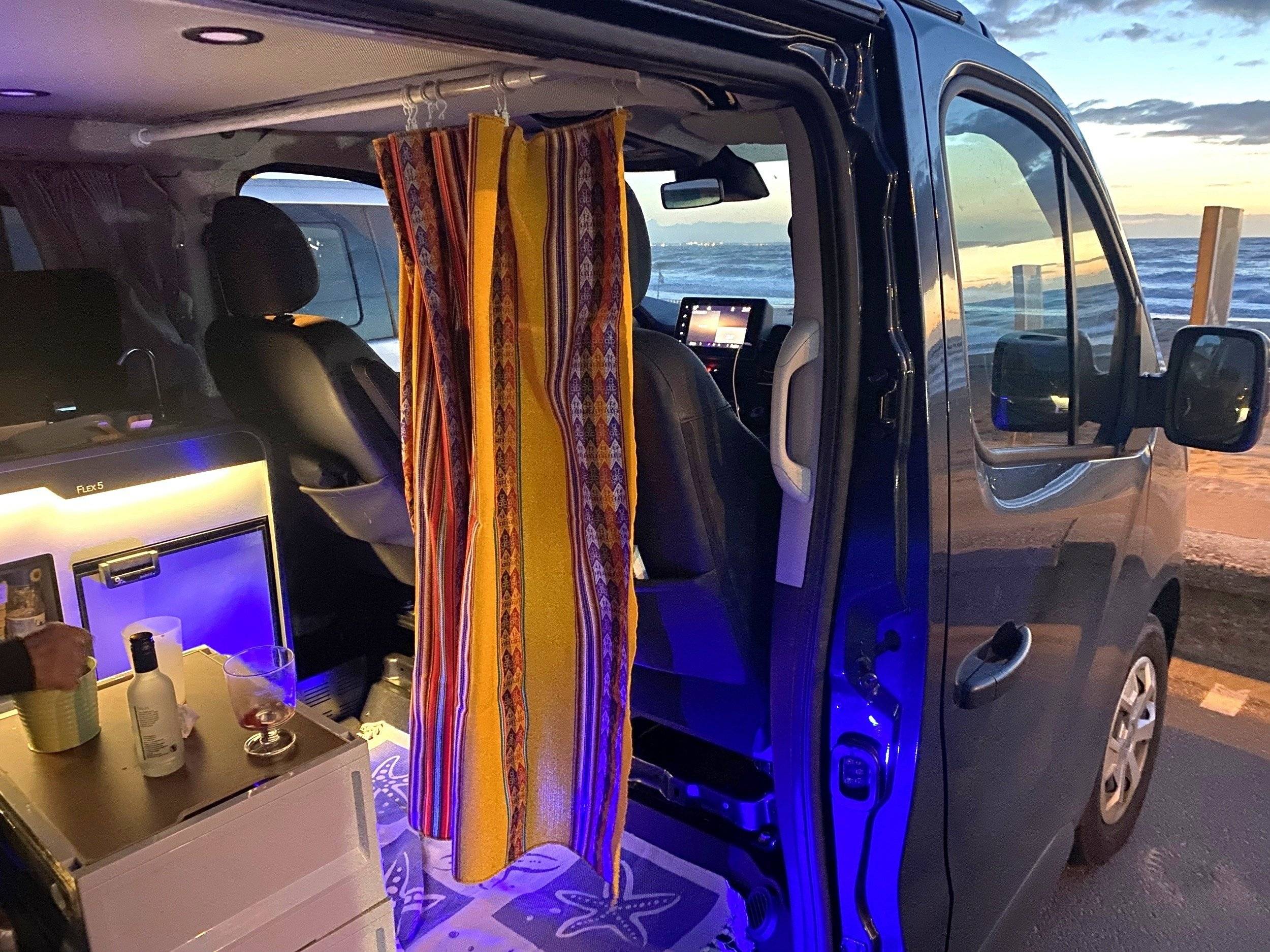 Dining Area Renault RENAULT TRAFIC III 1.6 ENERGY DCI 145 TWIN TURBO EU6 L1H1 2.7T - Yescapa