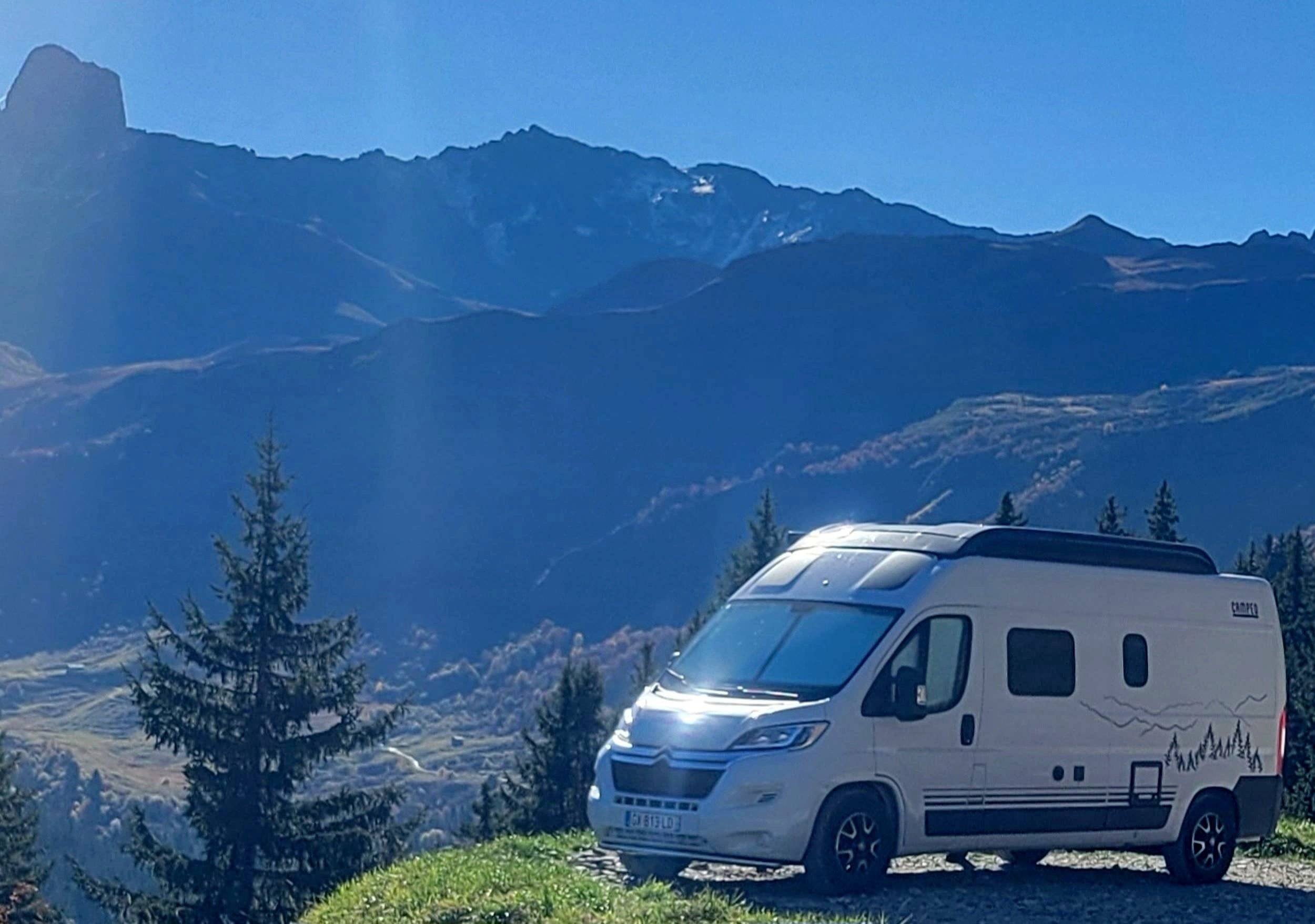 Vista frontale a ¾ Citroën 2.2 hdi plus 140hp - Yescapa