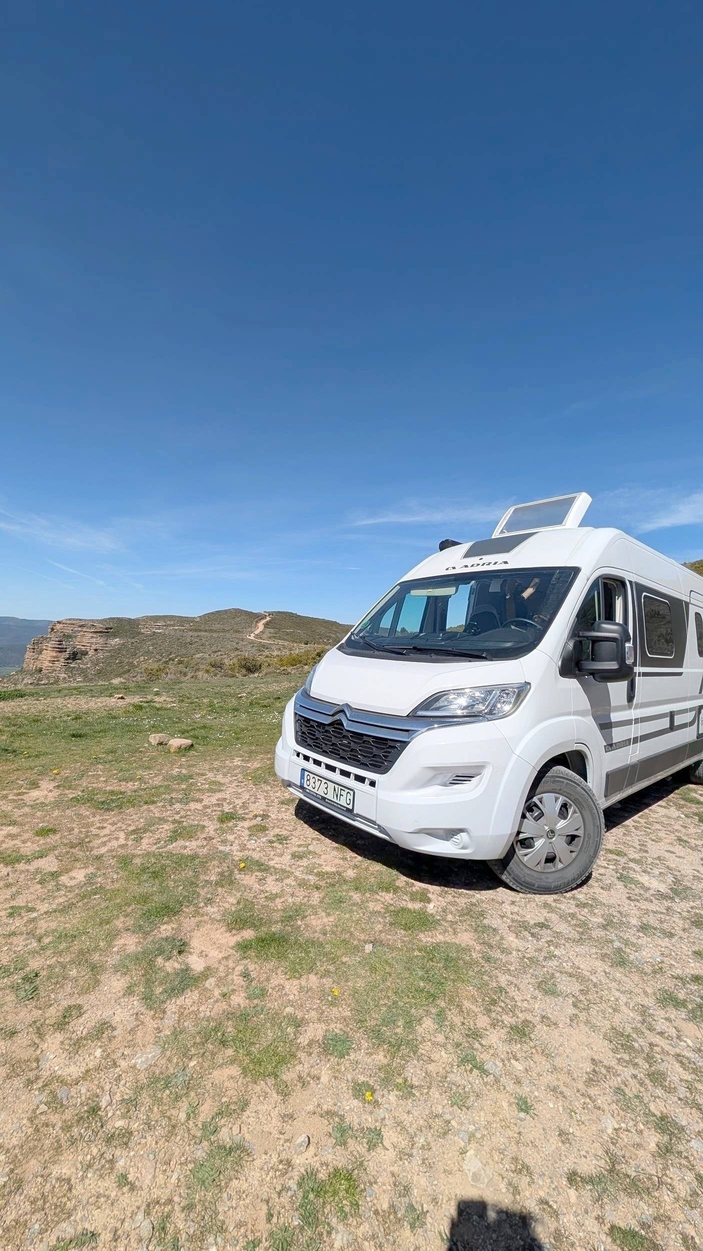 Vista del vehicle angle davanter Citroën Jumper 2,2 l 140 CV - Yescapa