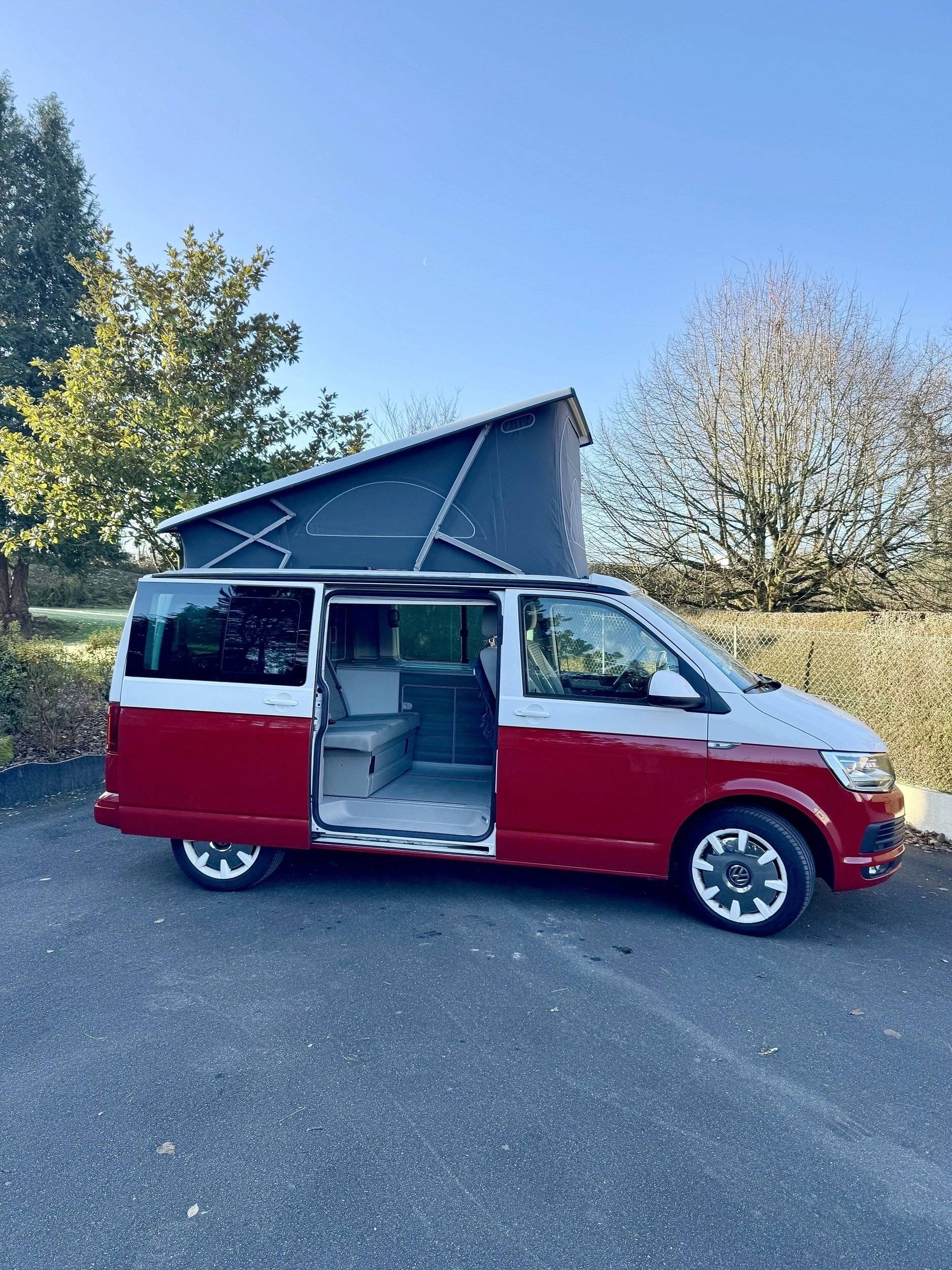 Front view from 3/4 Volkswagen T6.1 OCEAN 2.0TDI 150CV DSG - Yescapa