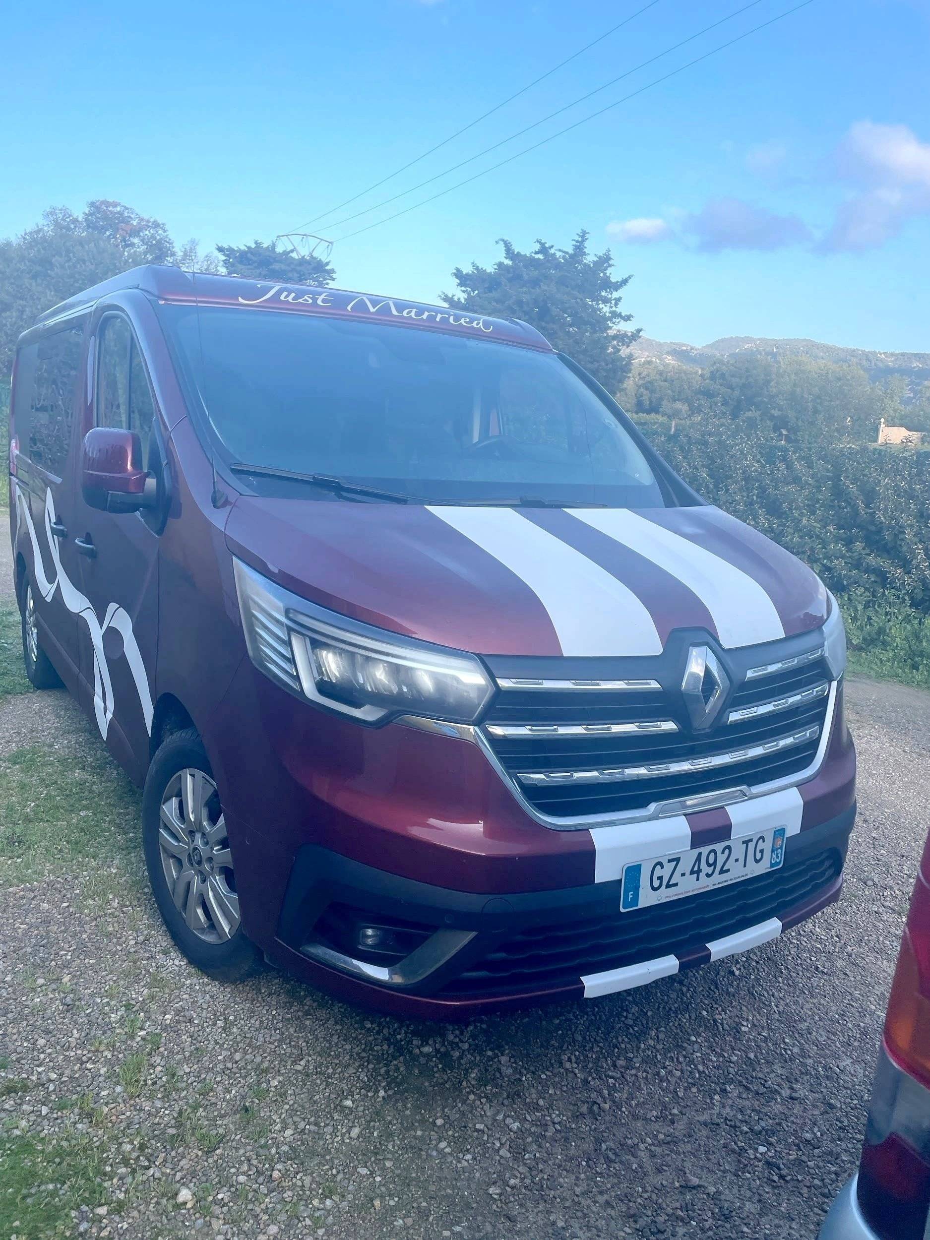 Vue avant de 3/4 Renault Trafic 2,5 l 150 ch - Yescapa