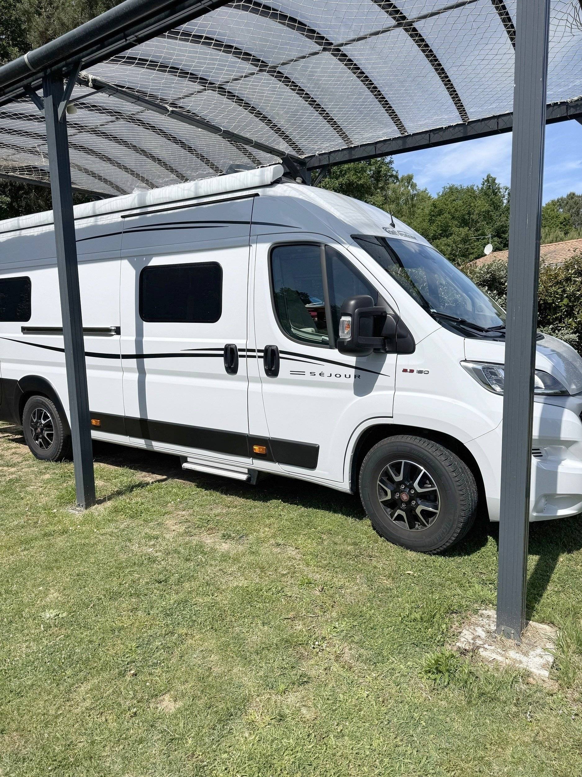 Vue avant de 3/4 Fiat Ducato 3,0 l Multijet 160 ch. - Yescapa