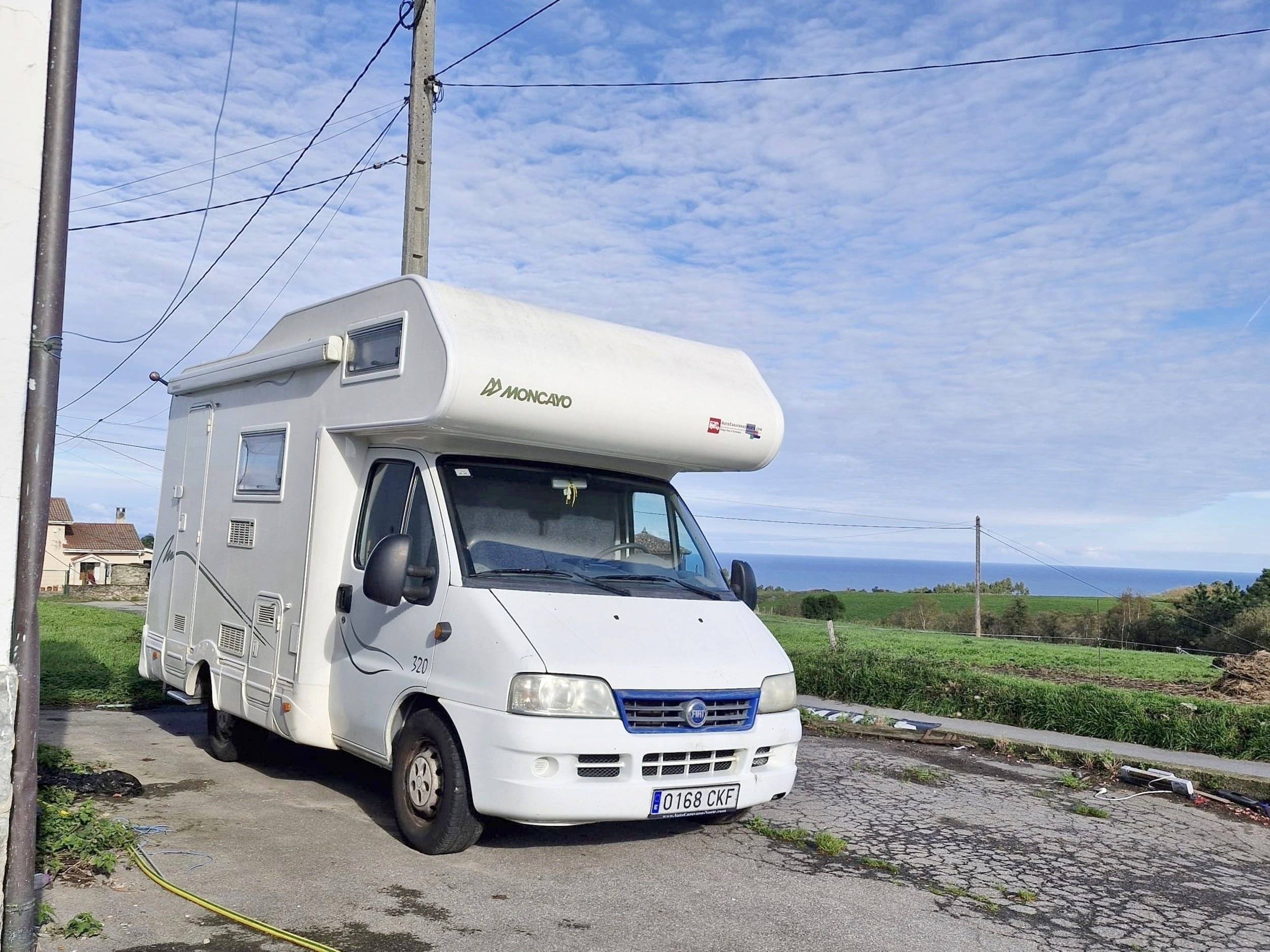 Voorkant 3/4 Peugeot 2.0 - Yescapa