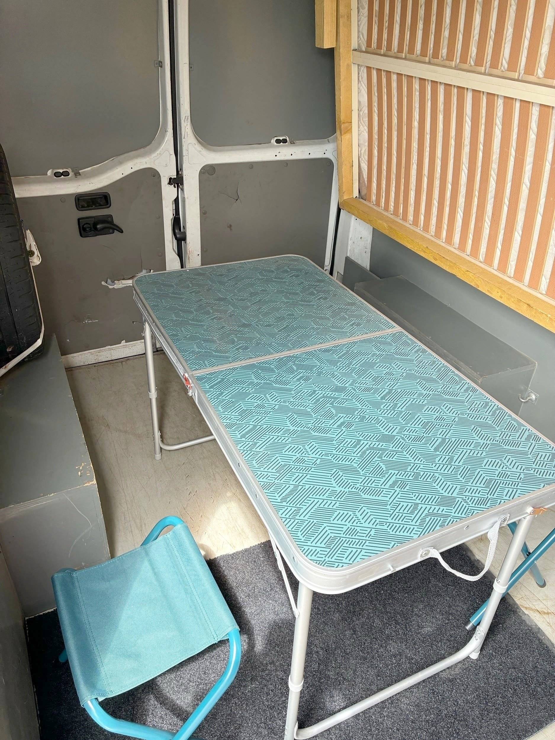 Dining Area Renault Master 2,5 l dCi 120 - Yescapa