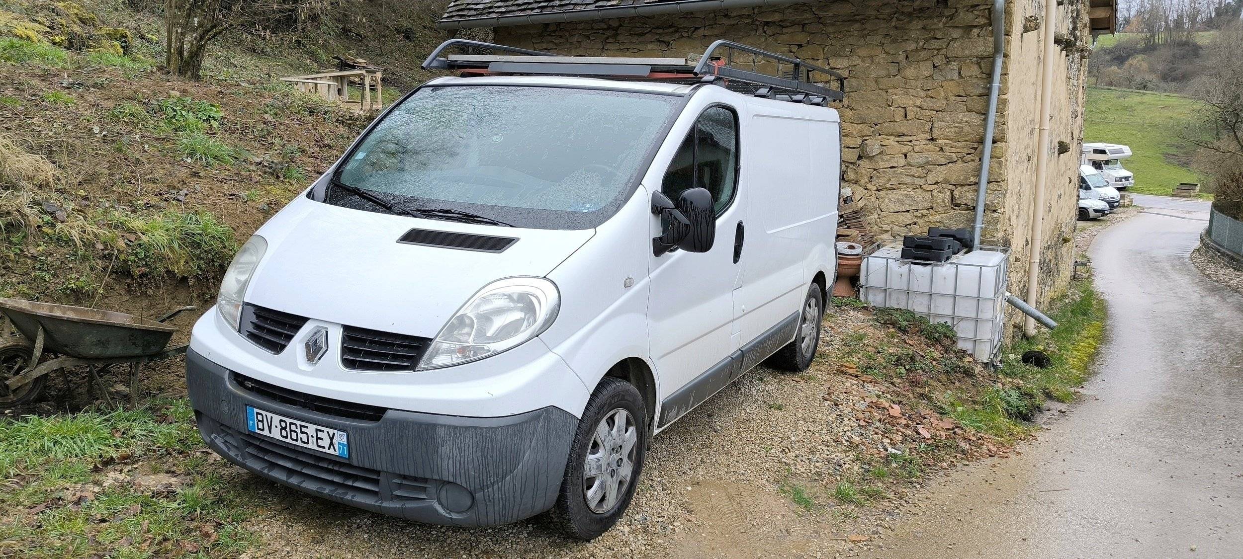 Vue avant de 3/4 Renault trafic - Yescapa