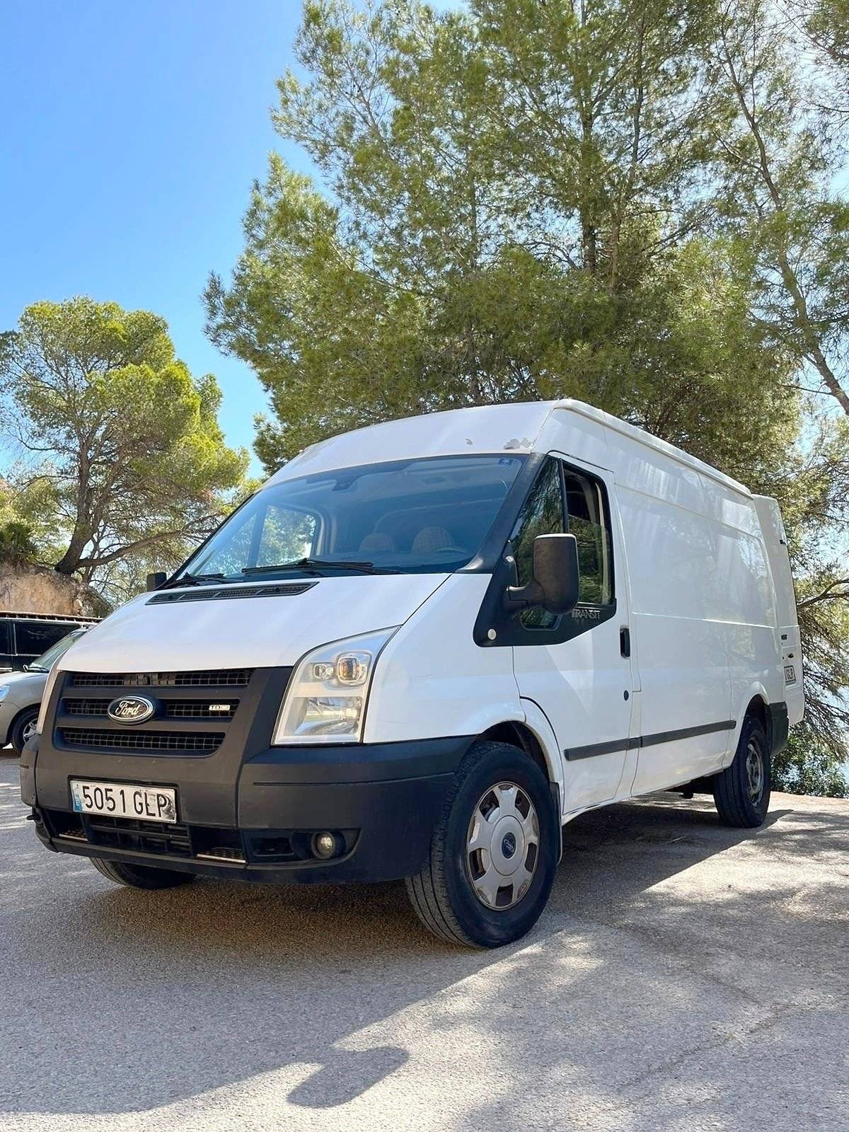 Vue avant de 3/4 Ford FORD TRANSIT - Yescapa