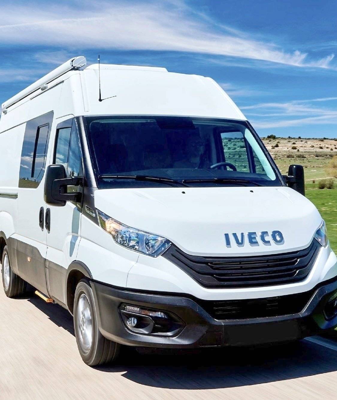 Vista del vehicle angle davanter Iveco Daily 2,3 l 156 ch - Yescapa