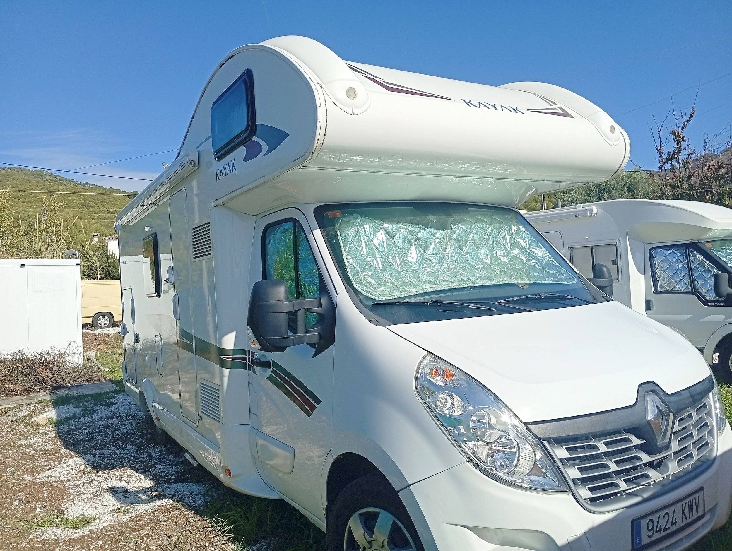 Vista del vehículo ángulo delantero Renault - Yescapa