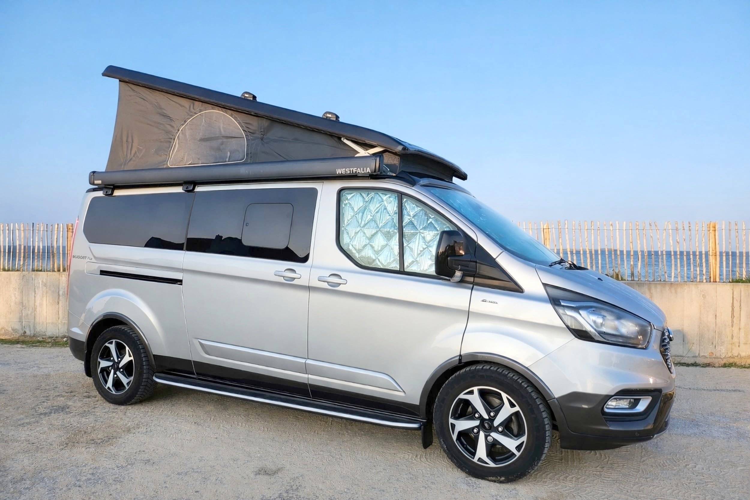 schräge Vorderansicht Ford Ford Nugget Plus - Yescapa