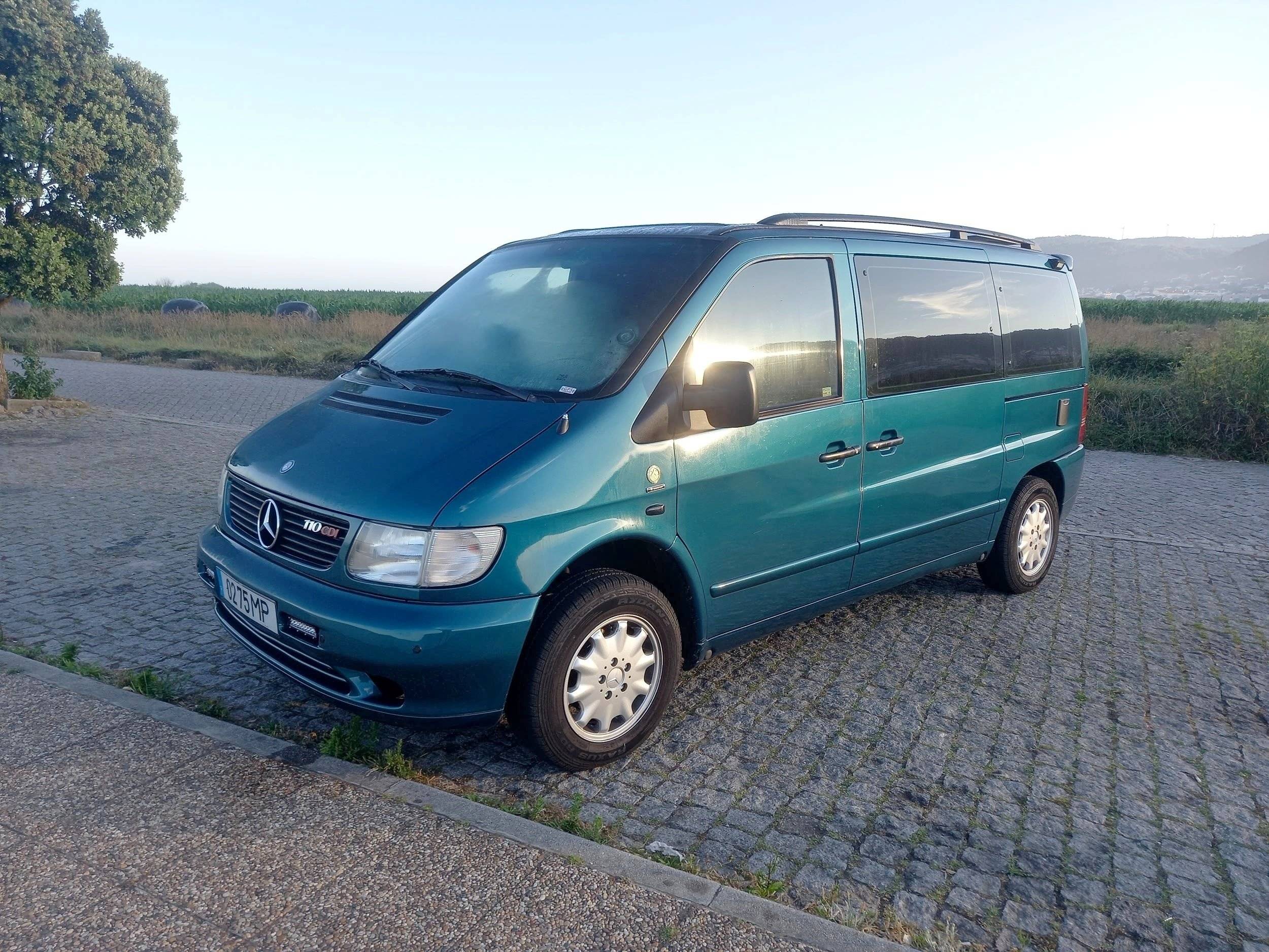 Vue avant de 3/4 Mercedes V230 - Yescapa
