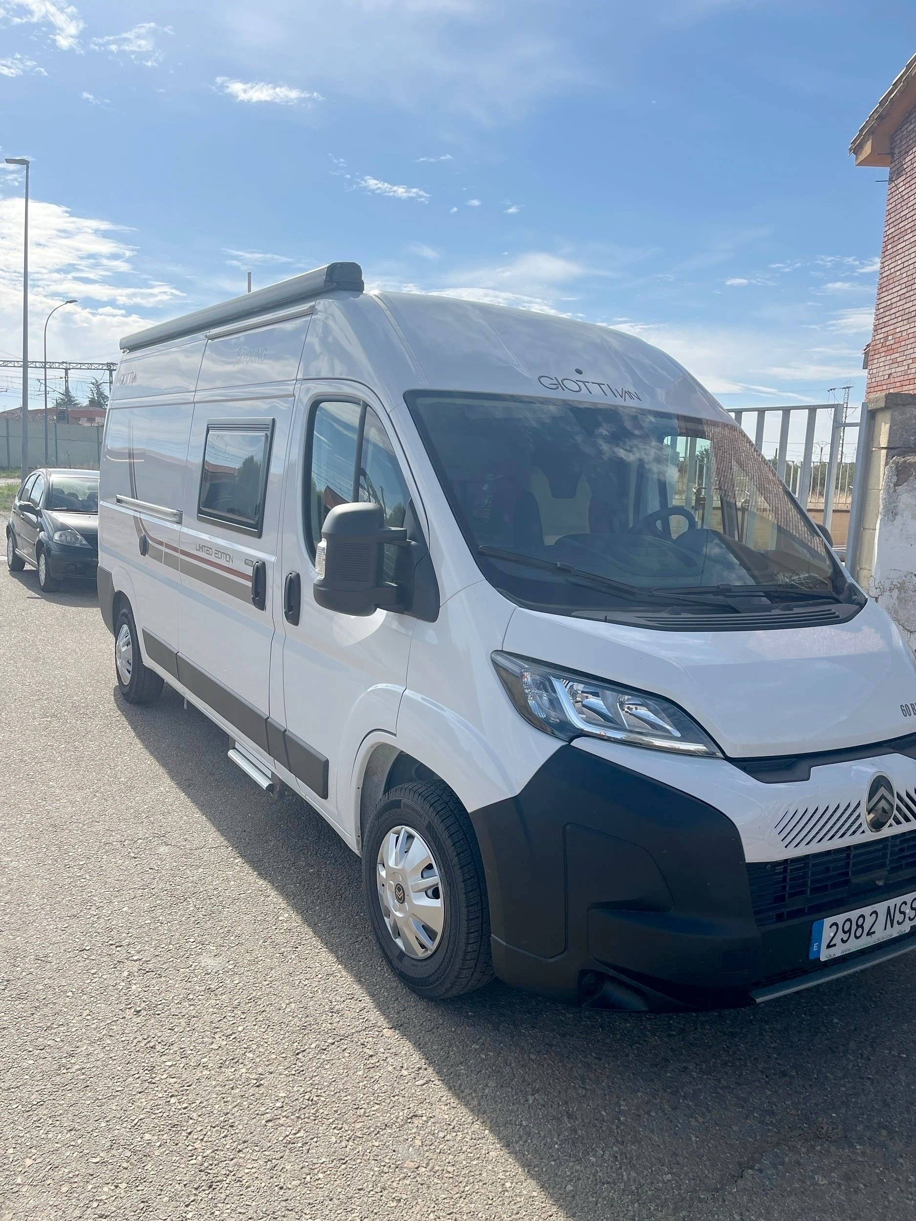Front view from 3/4 Citroën Jumper 2,2 l 120 ch - Yescapa