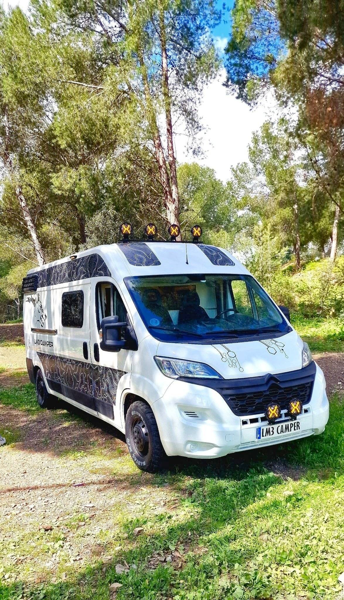 Vue avant de 3/4 Citroën Jumper - Yescapa