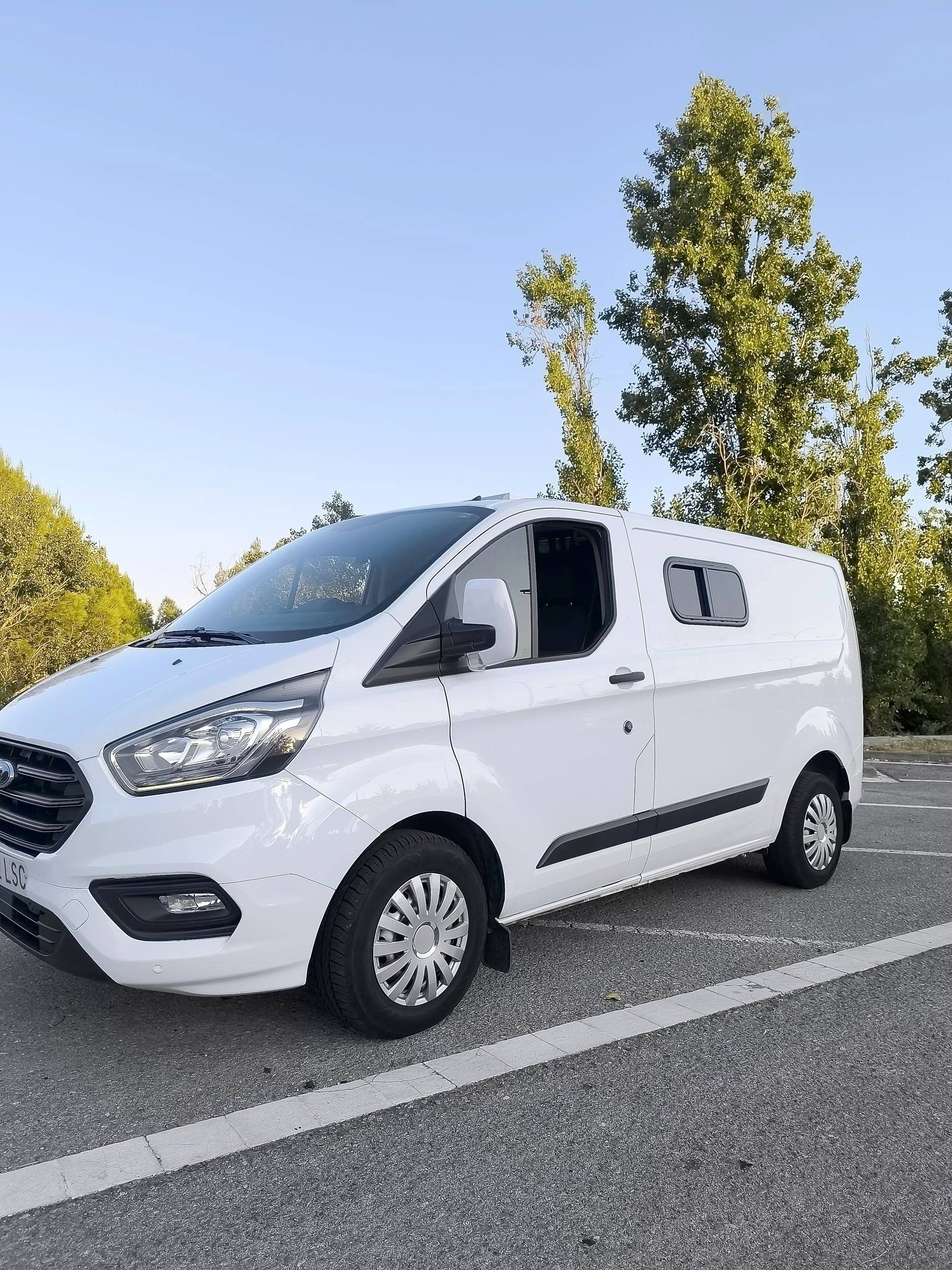 schräge Vorderansicht Ford Transit Custom - Yescapa