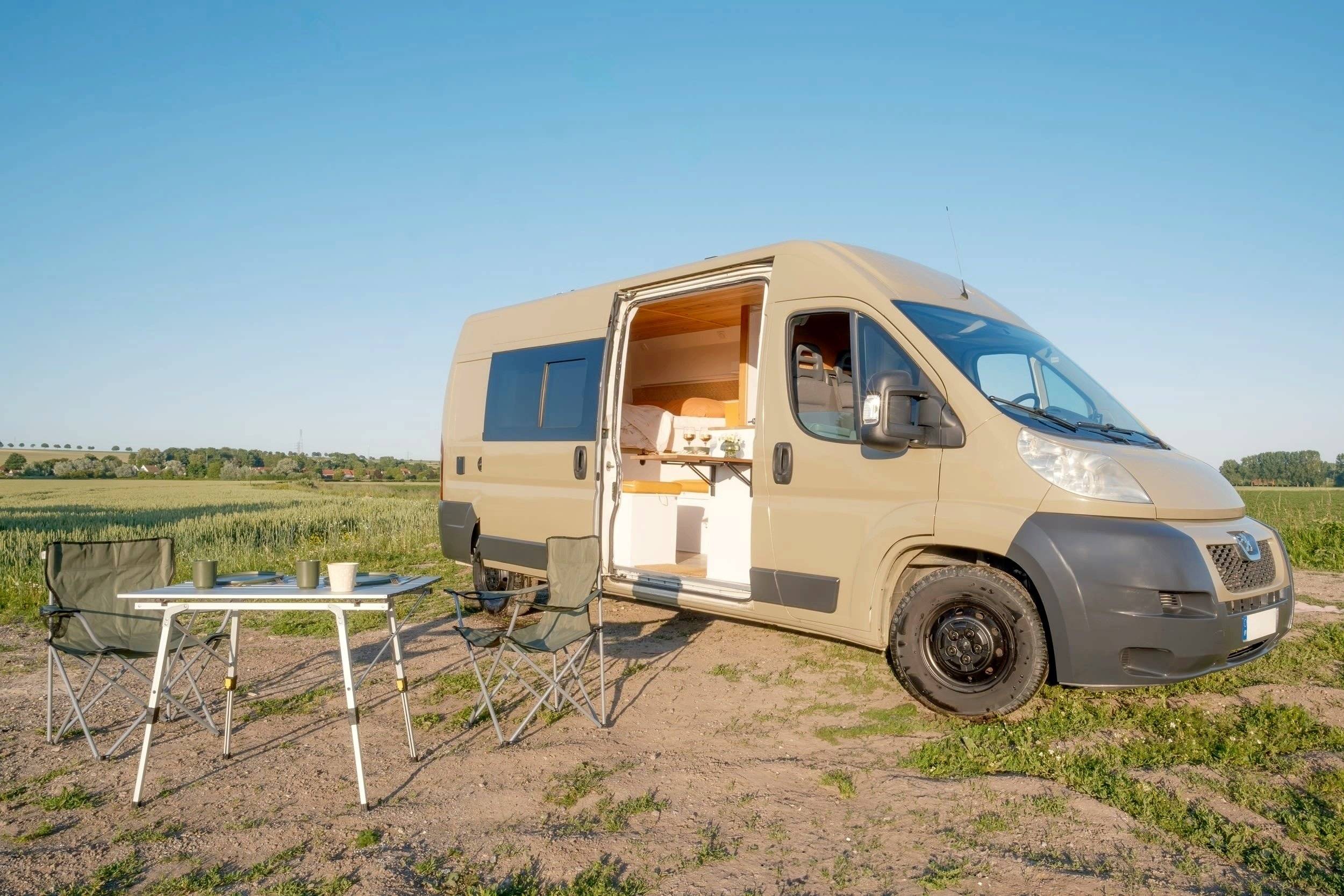 Front view from 3/4 Peugeot Boxer 2,2L HDI 100CH - Yescapa