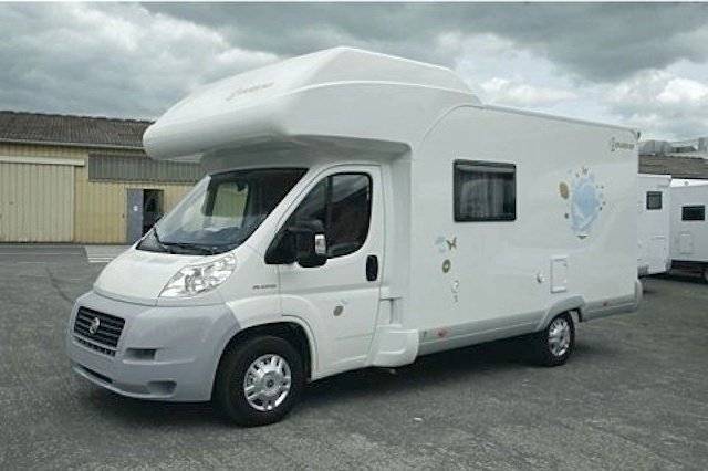 schräge Vorderansicht Fiat 2,3 l 130 ch - Yescapa