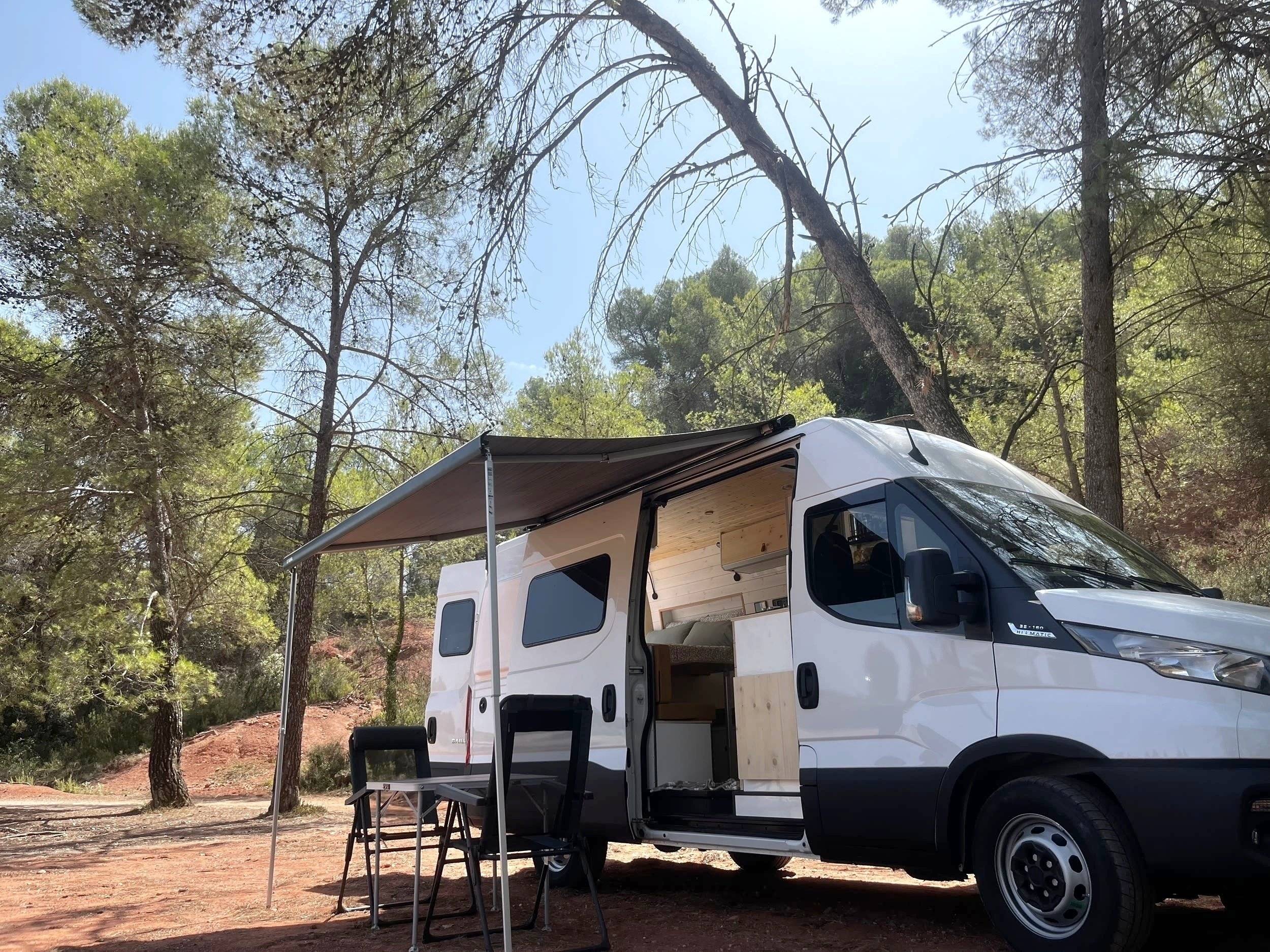 Vista de 3/4 Iveco Daily 2,3 l 156 ch - Yescapa