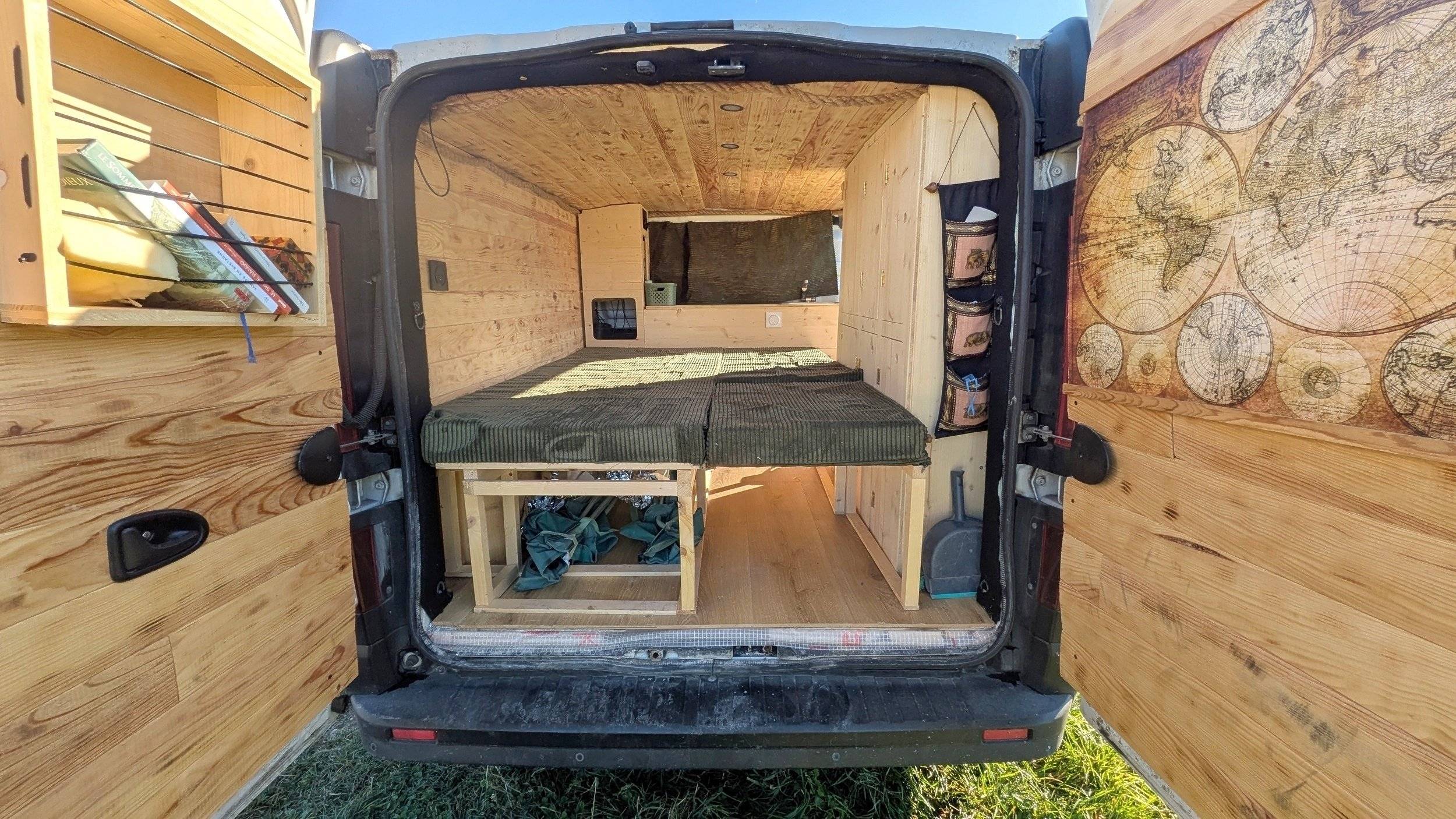 Front view from 3/4 Renault Trafic - Yescapa