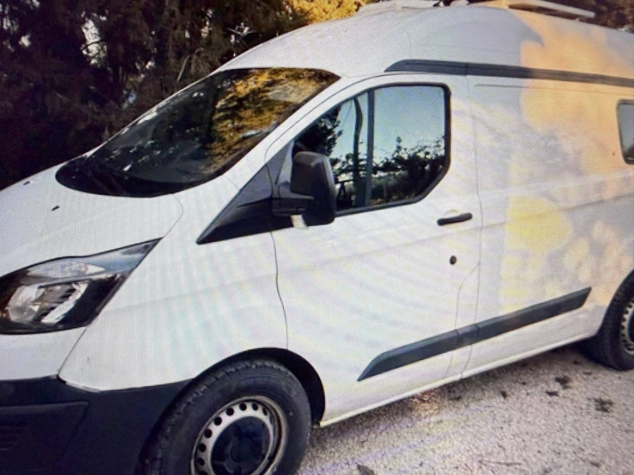 Front view from 3/4 Ford transit custom 2,2l 100cv - Yescapa