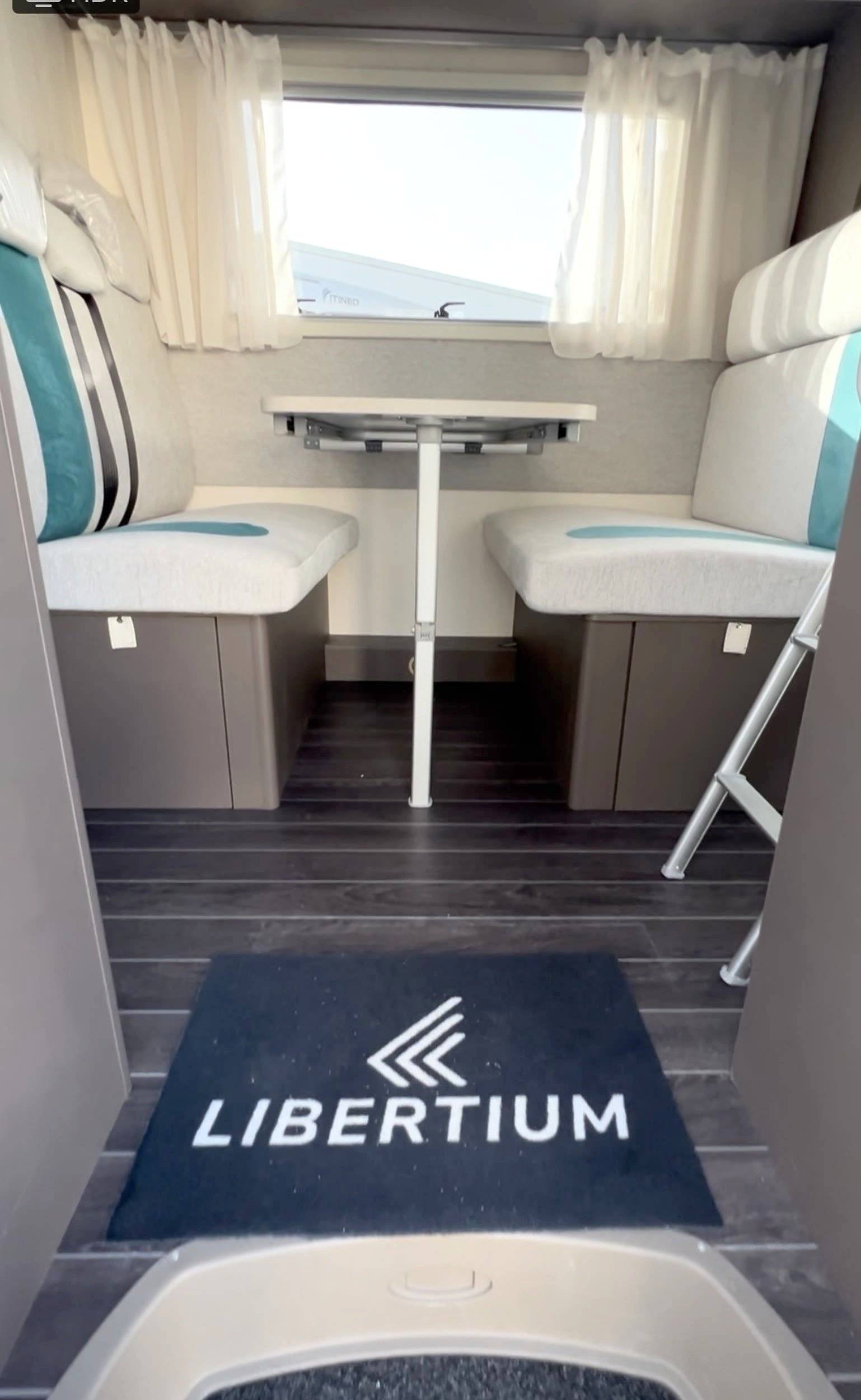 Dining Area Ford Transit 2,0 l 155 ch - Yescapa
