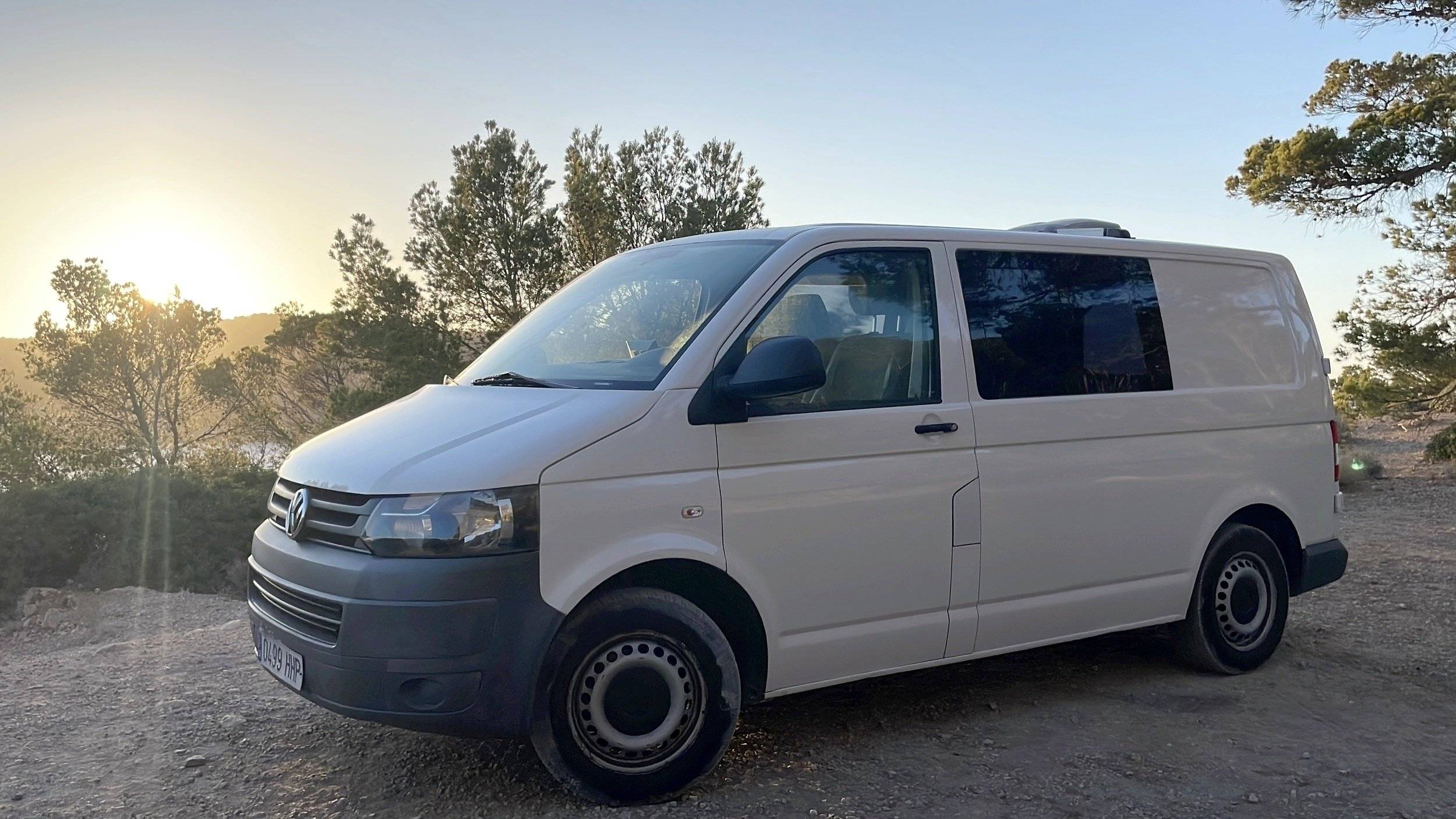 Vista del vehículo ángulo delantero Volkswagen T5 2,0 l 102 ch - Yescapa