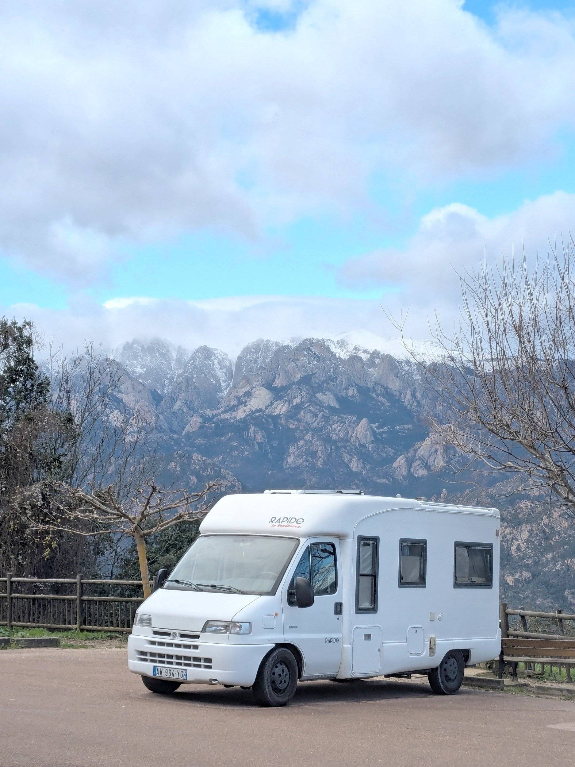 Vista del vehículo ángulo delantero Citroën Jumper 2,0 l 130 ch - Yescapa