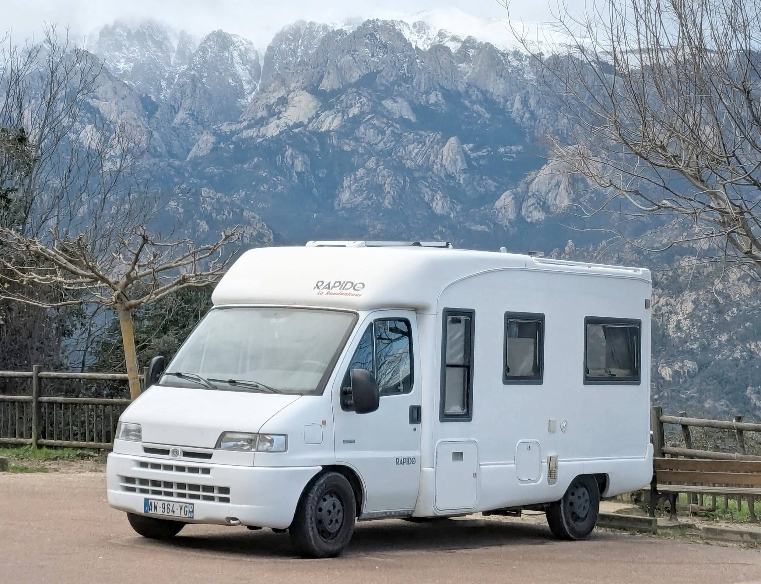 schräge Vorderansicht Citroën Jumper 2,0 l 130 ch - Yescapa