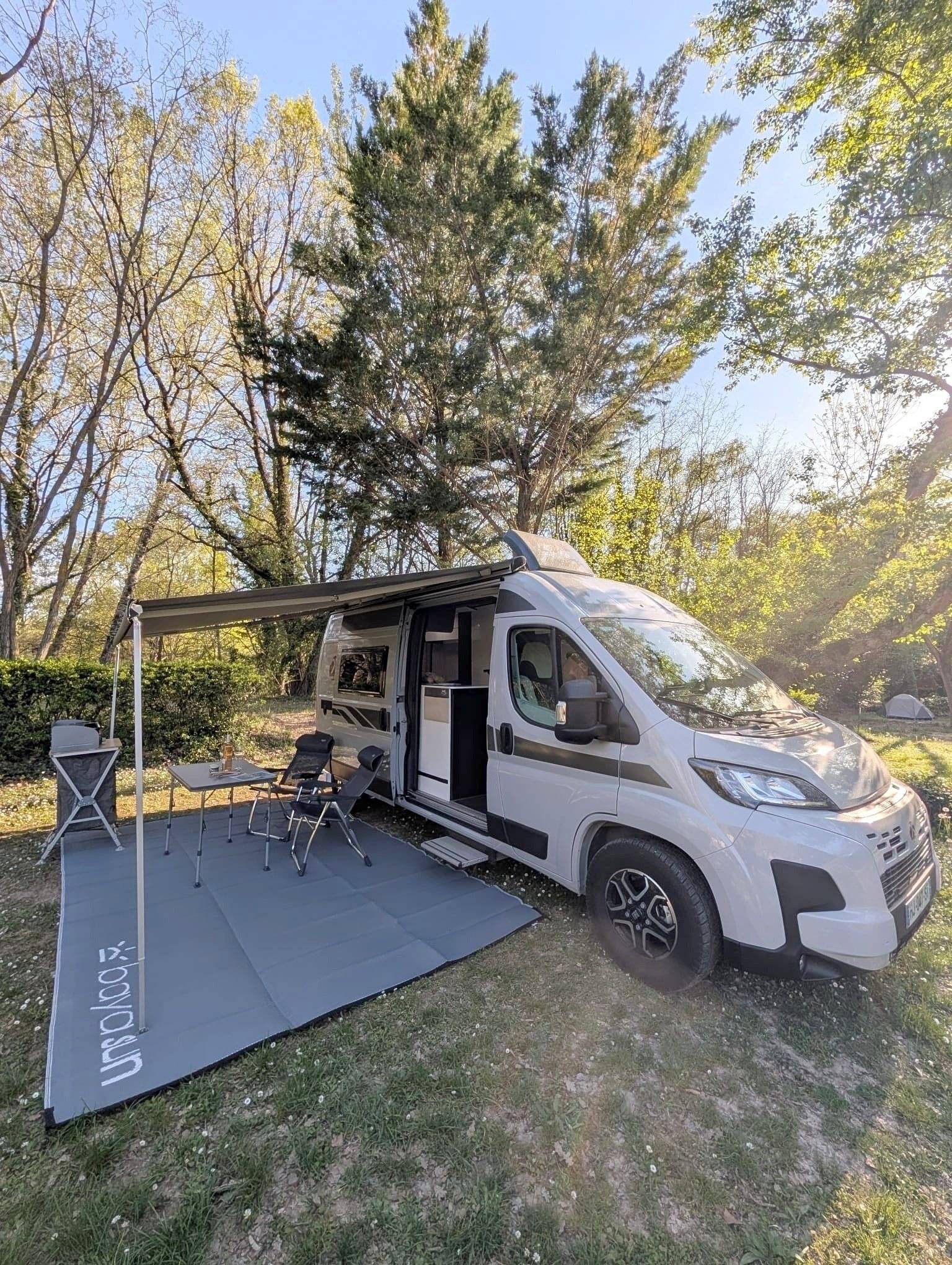 Vista del vehicle angle davanter Fiat Ducato 2,2 l Multijet 130 ch. - Yescapa