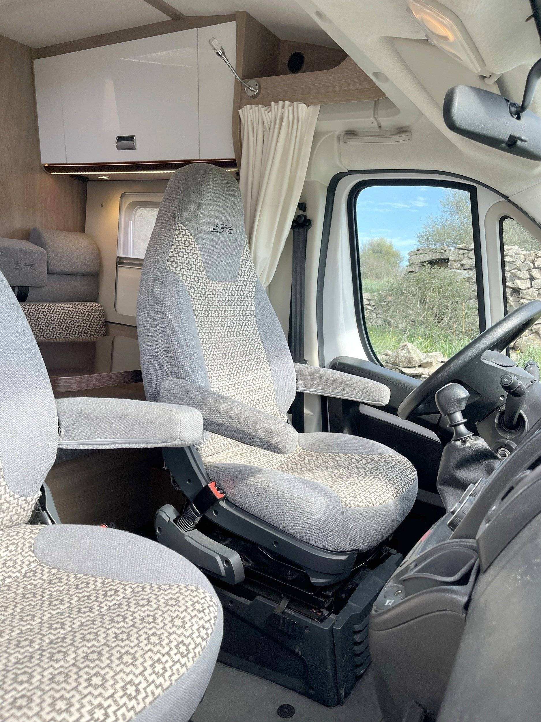 Teilintegriertes Wohnmobil