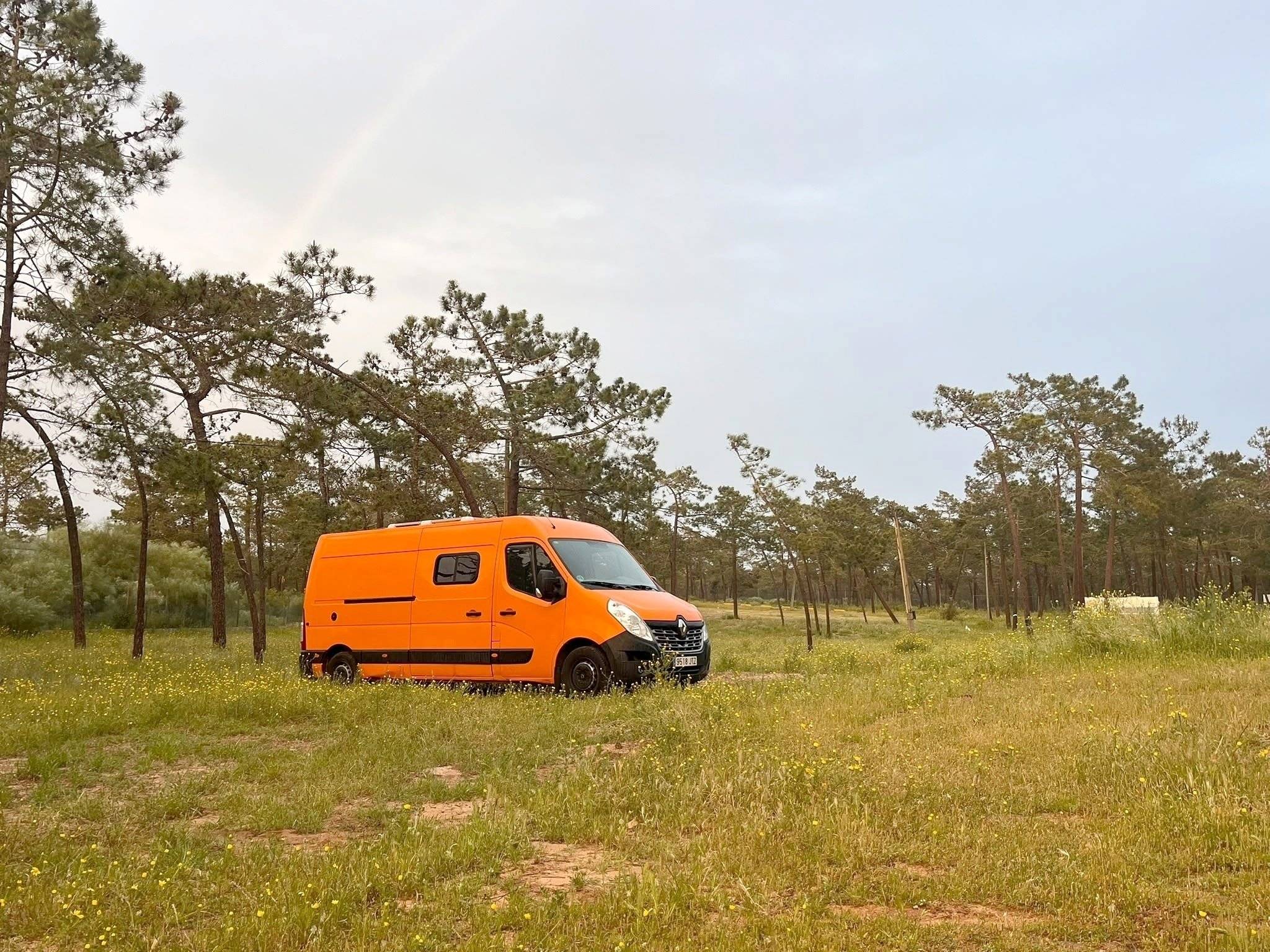 Vista del vehículo ángulo delantero Renault Master 2,3 l 130 ch - Yescapa