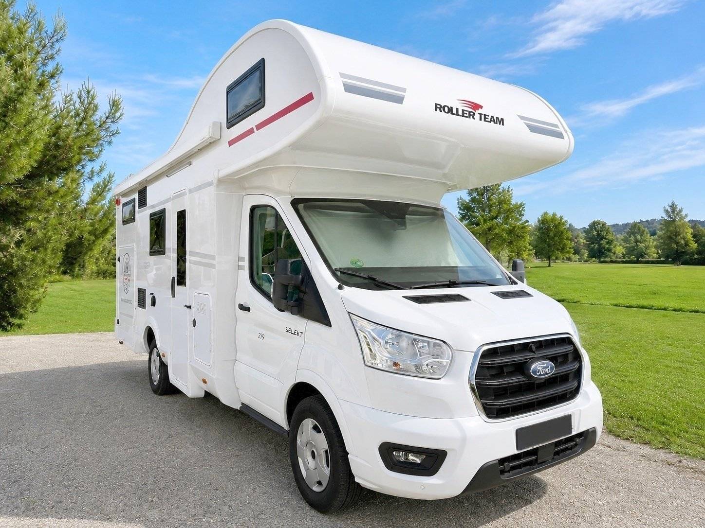 Front view from 3/4 Ford - Yescapa