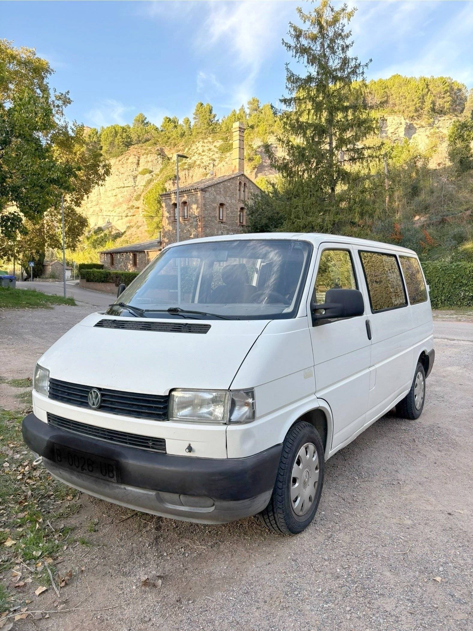 Vue avant de 3/4 Volkswagen T4 1.9l TD - Yescapa
