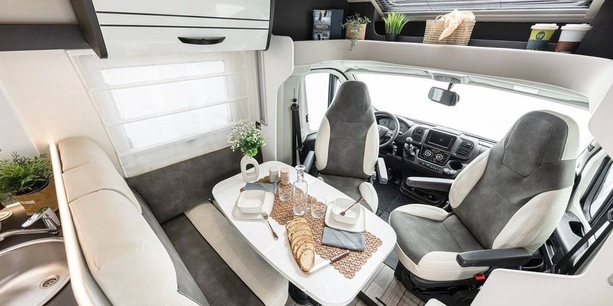 Área de jantar Ford Transit 2.0 TDI 170 CV - Yescapa