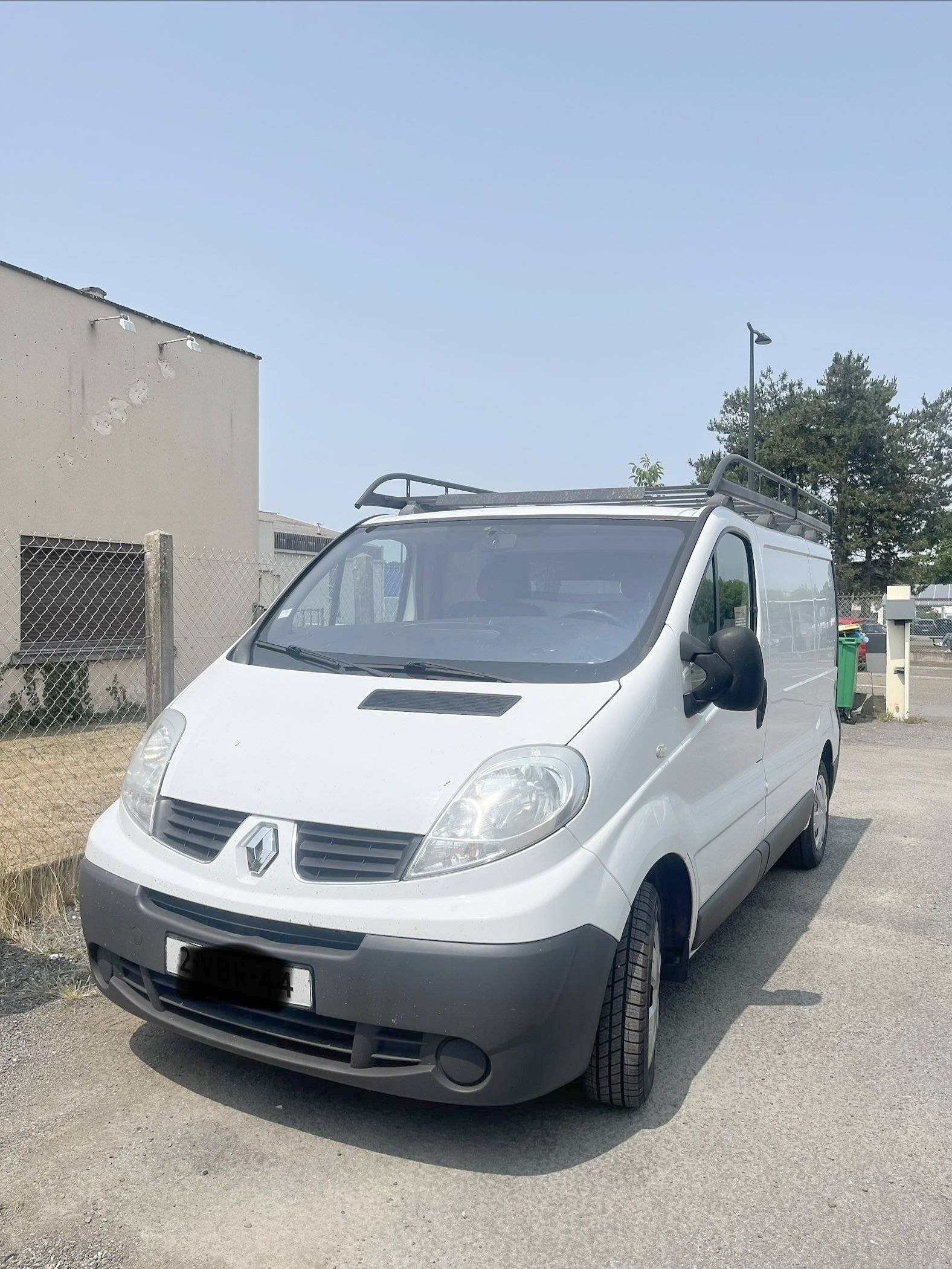 schräge Vorderansicht Renault Trafic 1,6 l 115ch - Yescapa