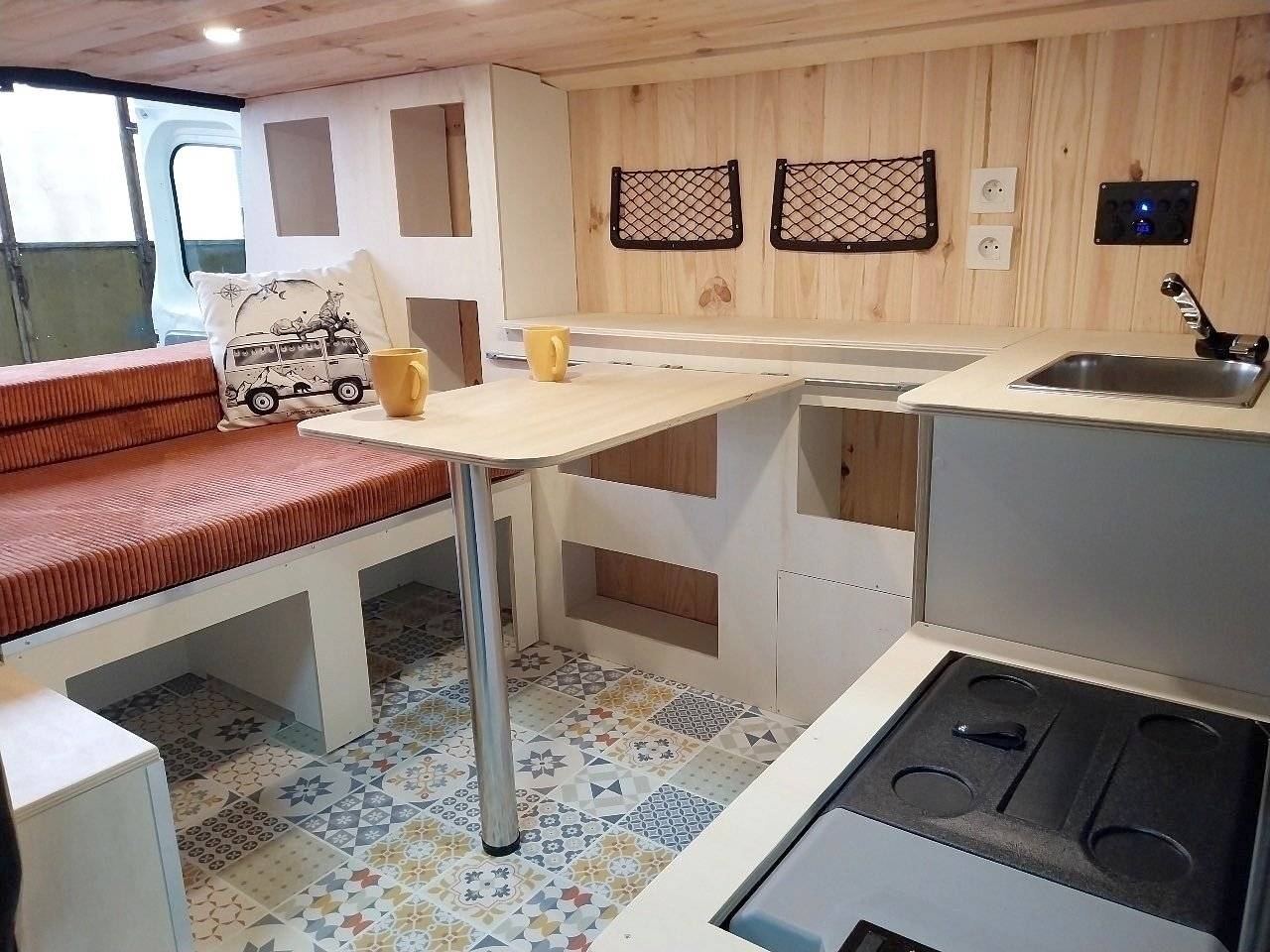 Vista del vehículo ángulo delantero Renault Trafic 1,6 l 115ch - Yescapa